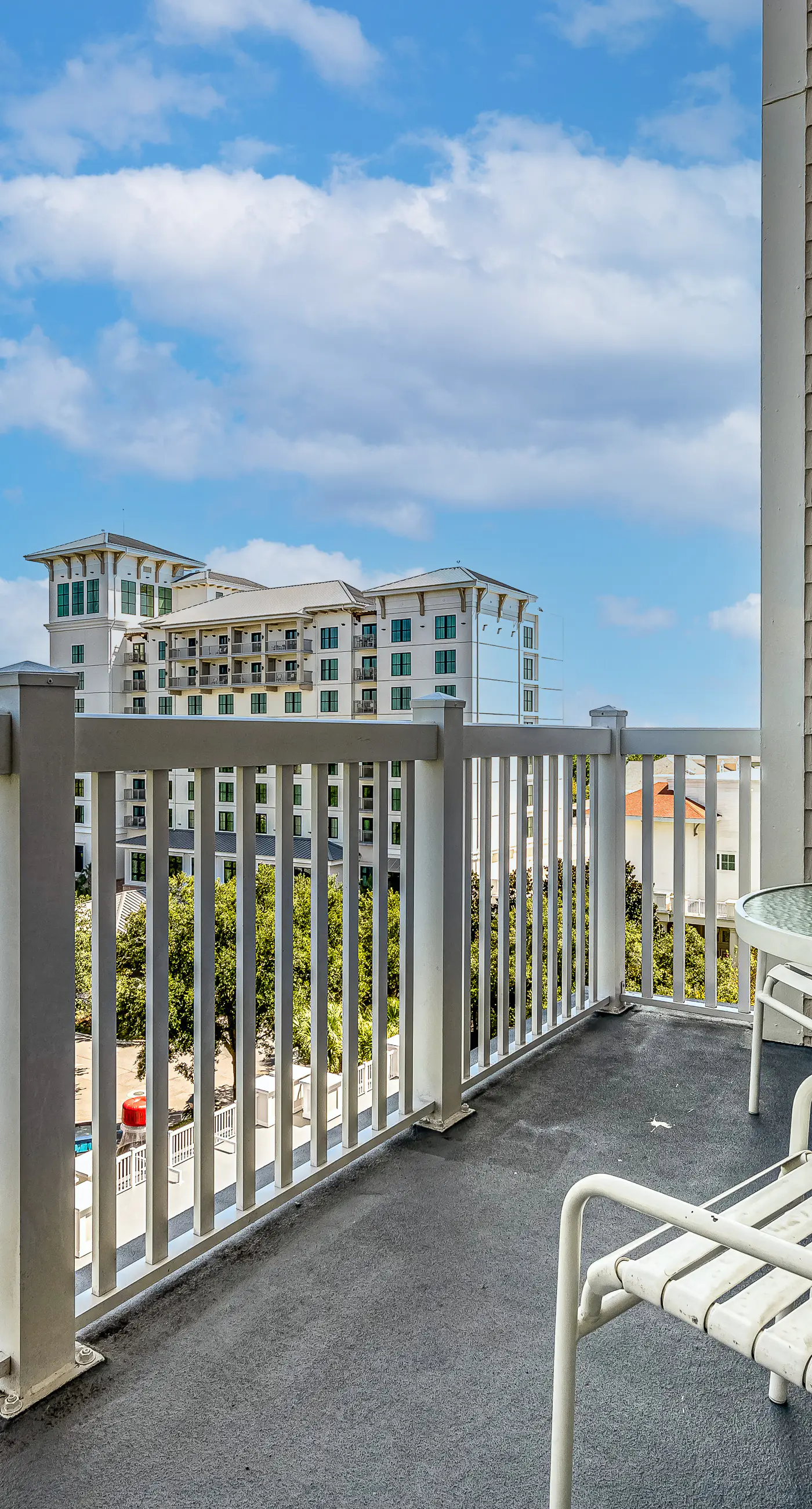 Vibrant seventh-floor condo with pool, hot tub, sauna, private W/D & fast WiFi