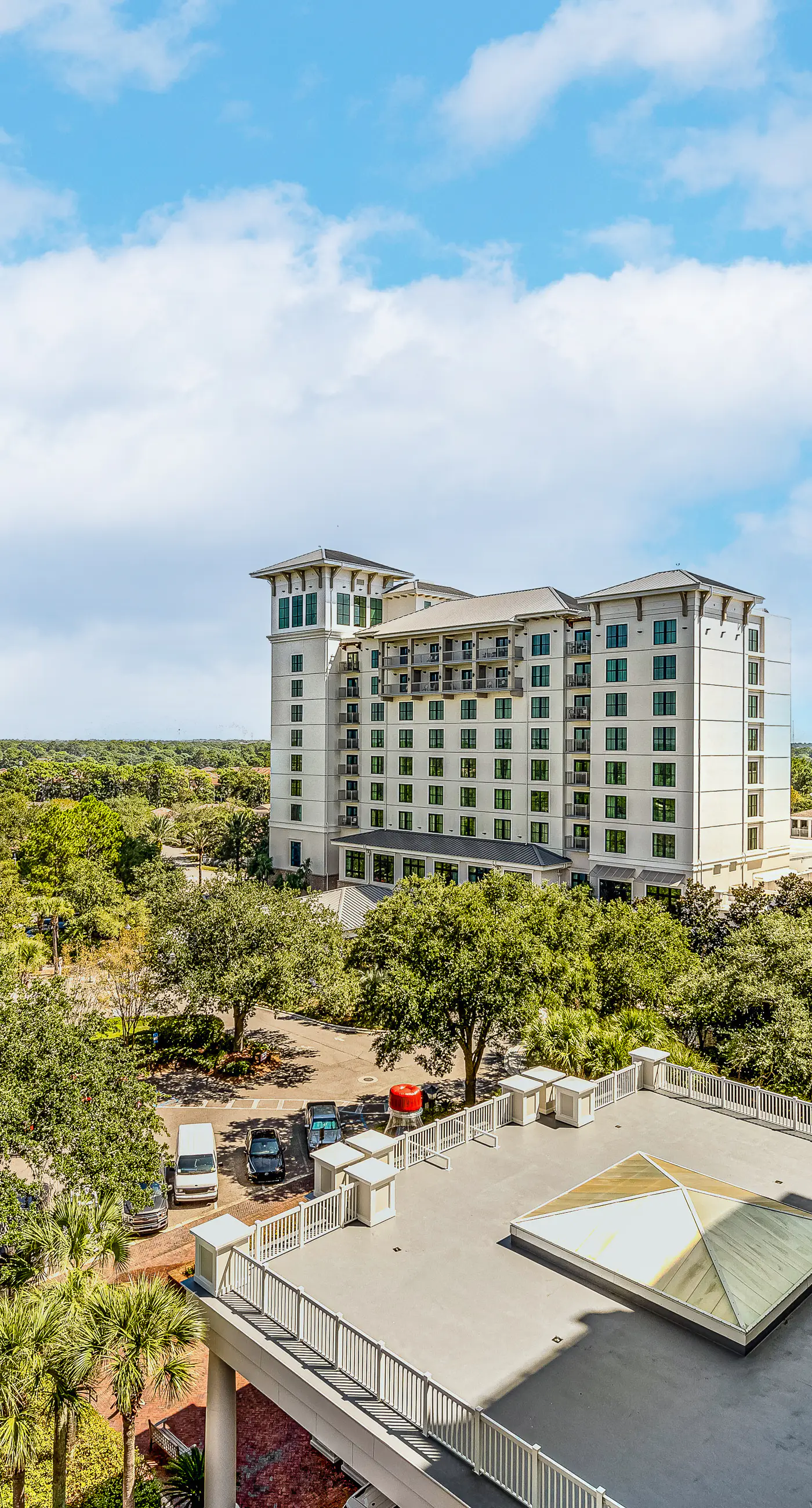 Vibrant seventh-floor condo with pool, hot tub, sauna, private W/D & fast WiFi