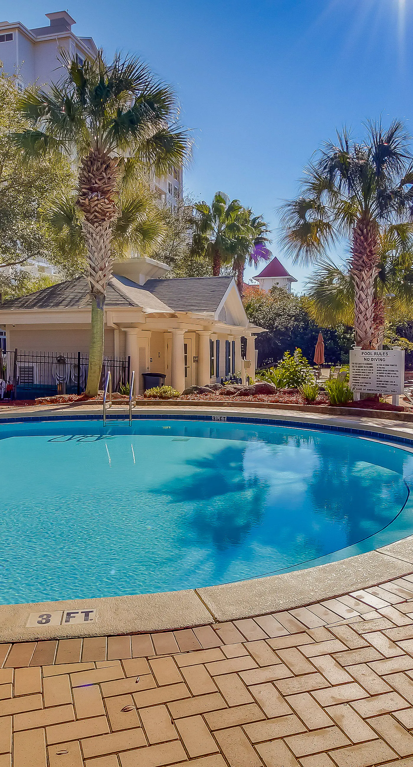 Vibrant seventh-floor condo with pool, hot tub, sauna, private W/D & fast WiFi