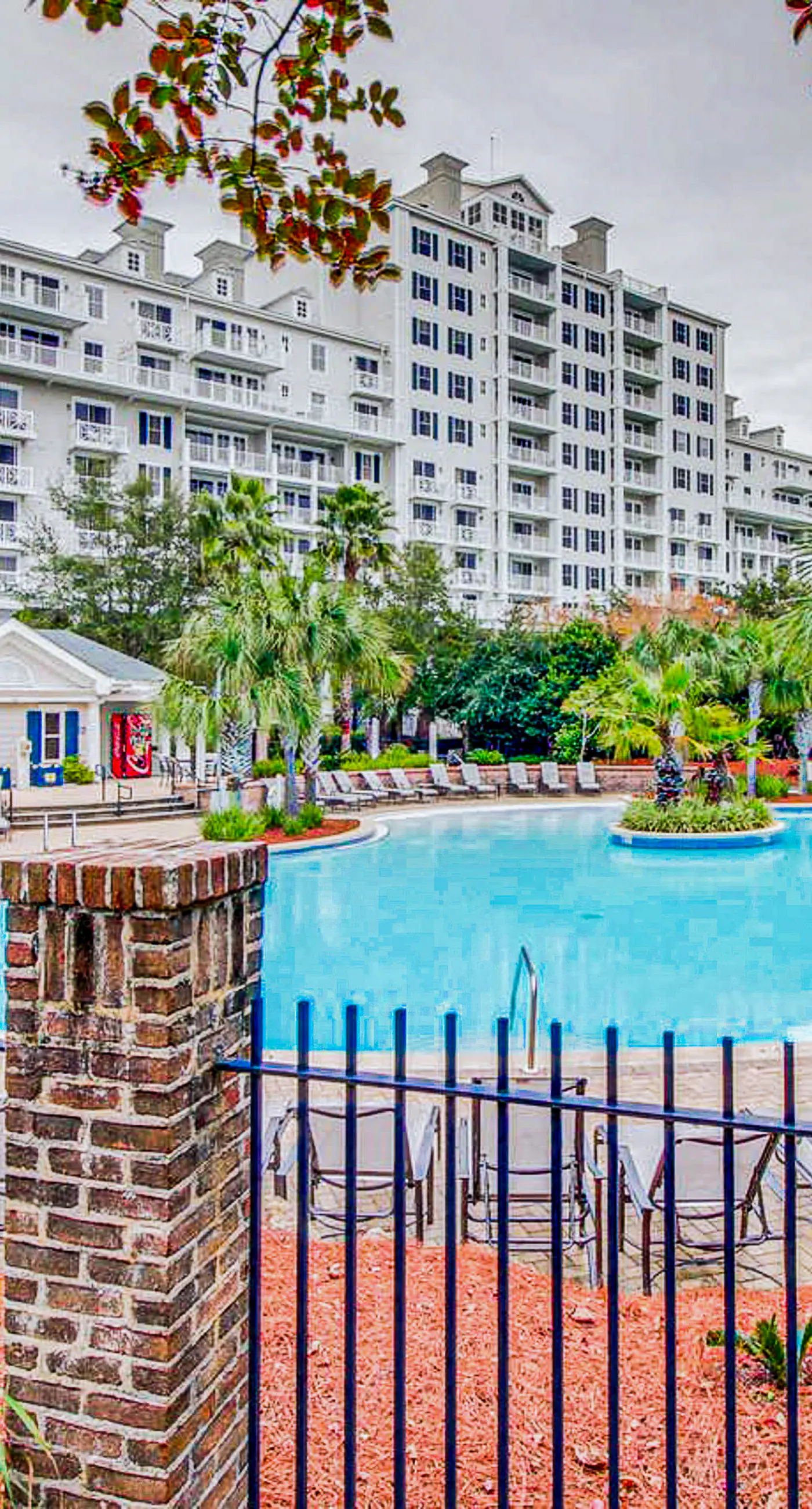 Vibrant seventh-floor condo with pool, hot tub, sauna, private W/D & fast WiFi