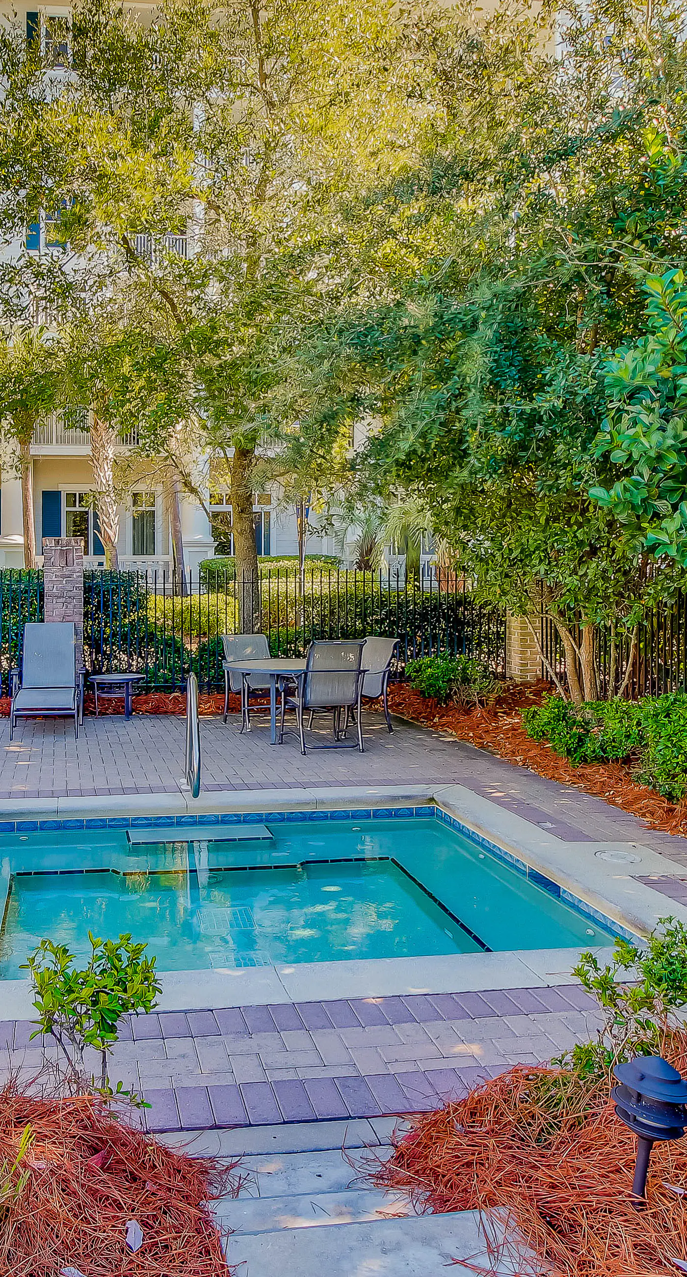 Vibrant seventh-floor condo with pool, hot tub, sauna, private W/D & fast WiFi