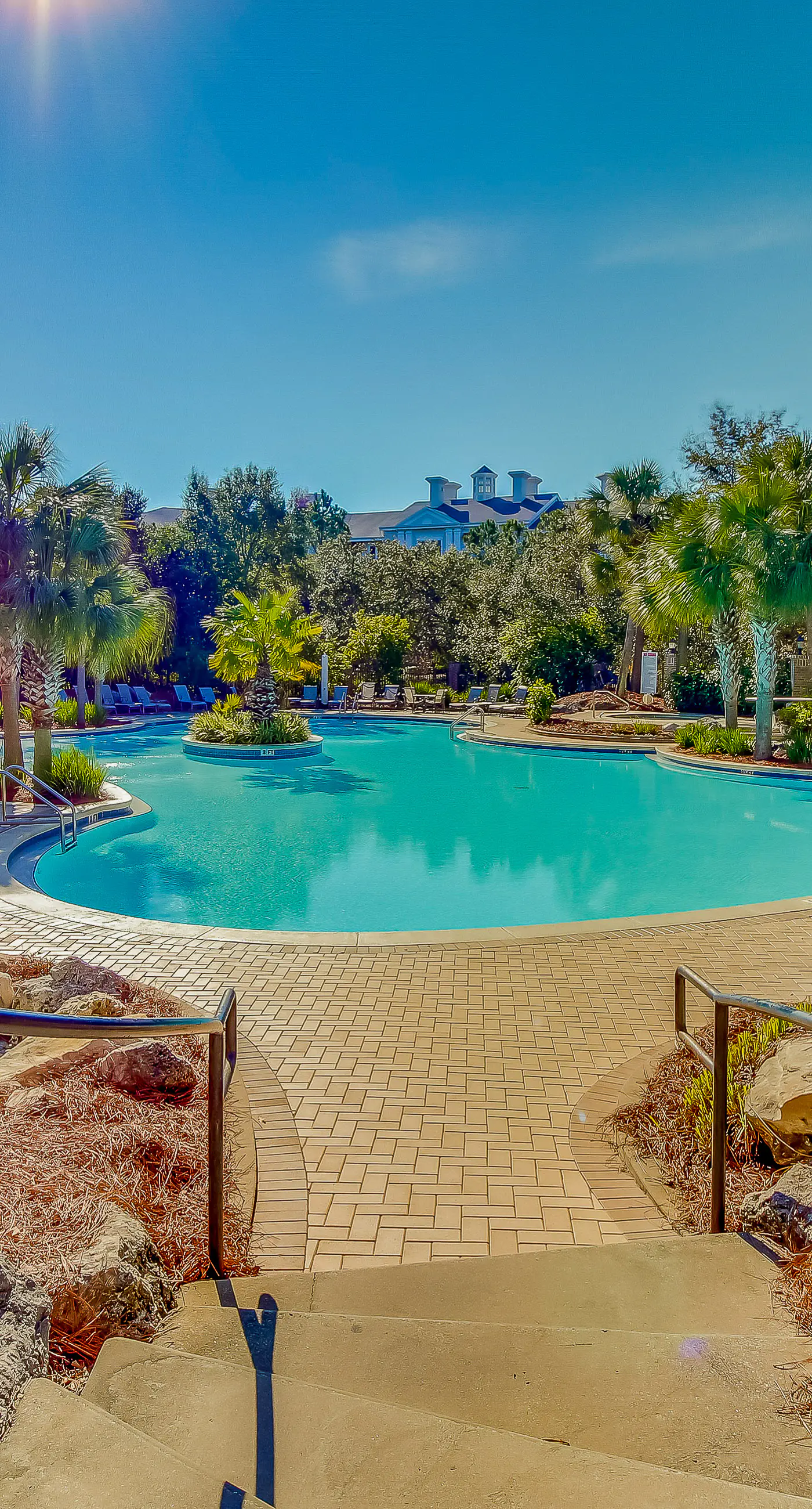 Vibrant seventh-floor condo with pool, hot tub, sauna, private W/D & fast WiFi