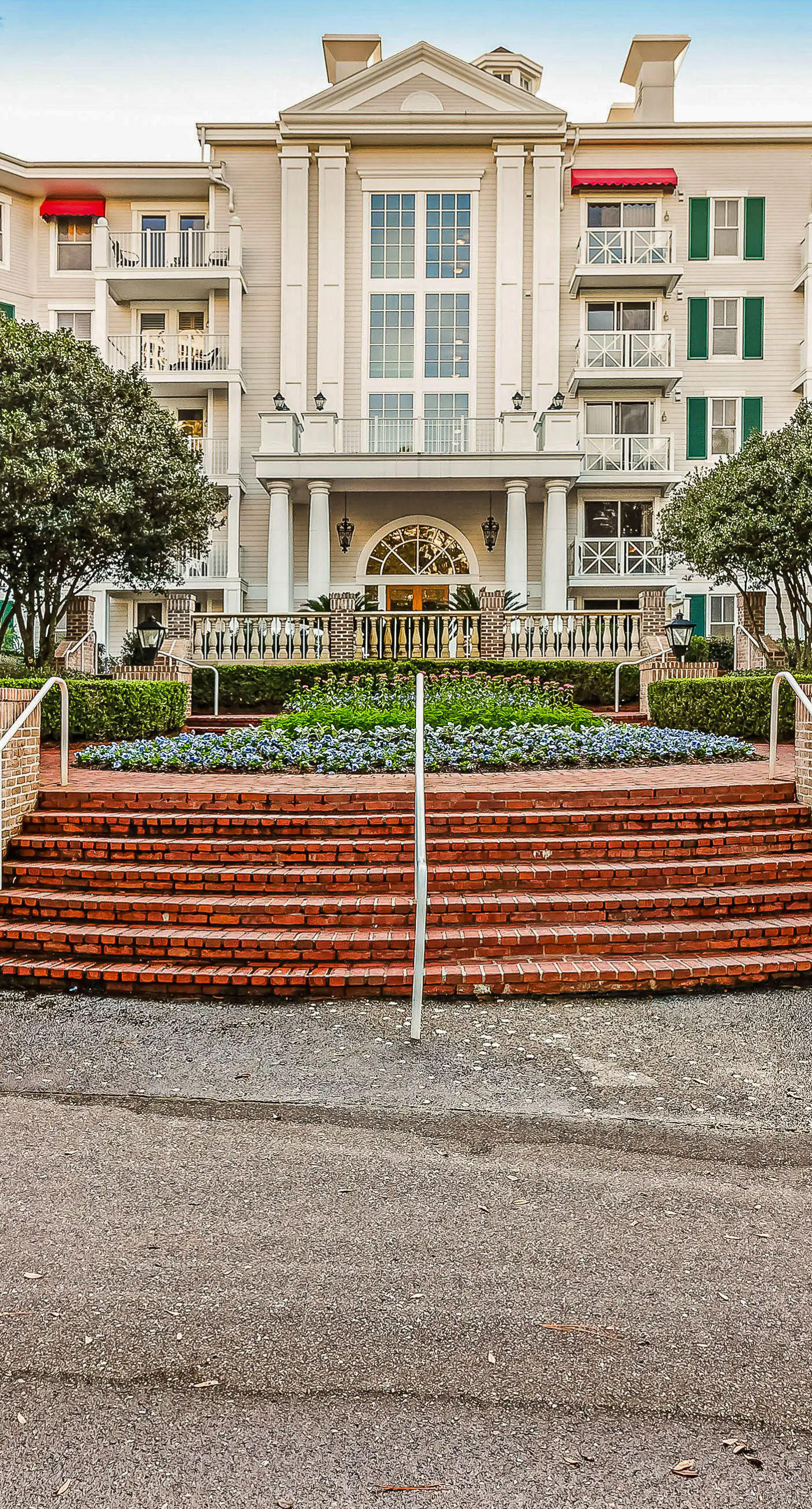 Vibrant seventh-floor condo with pool, hot tub, sauna, private W/D & fast WiFi