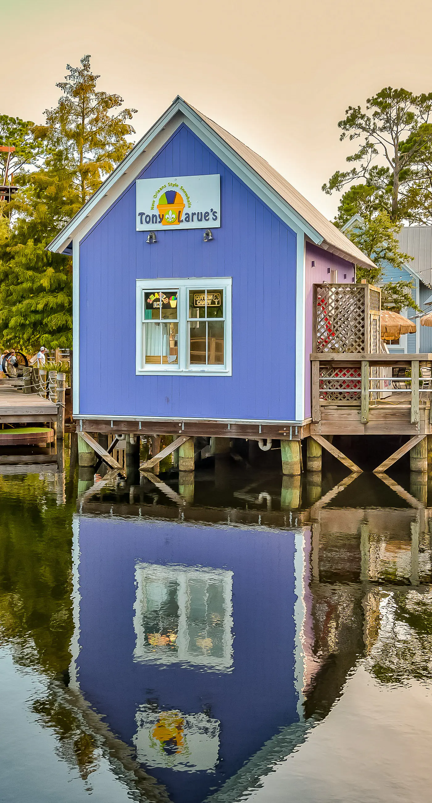 Vibrant seventh-floor condo with pool, hot tub, sauna, private W/D & fast WiFi