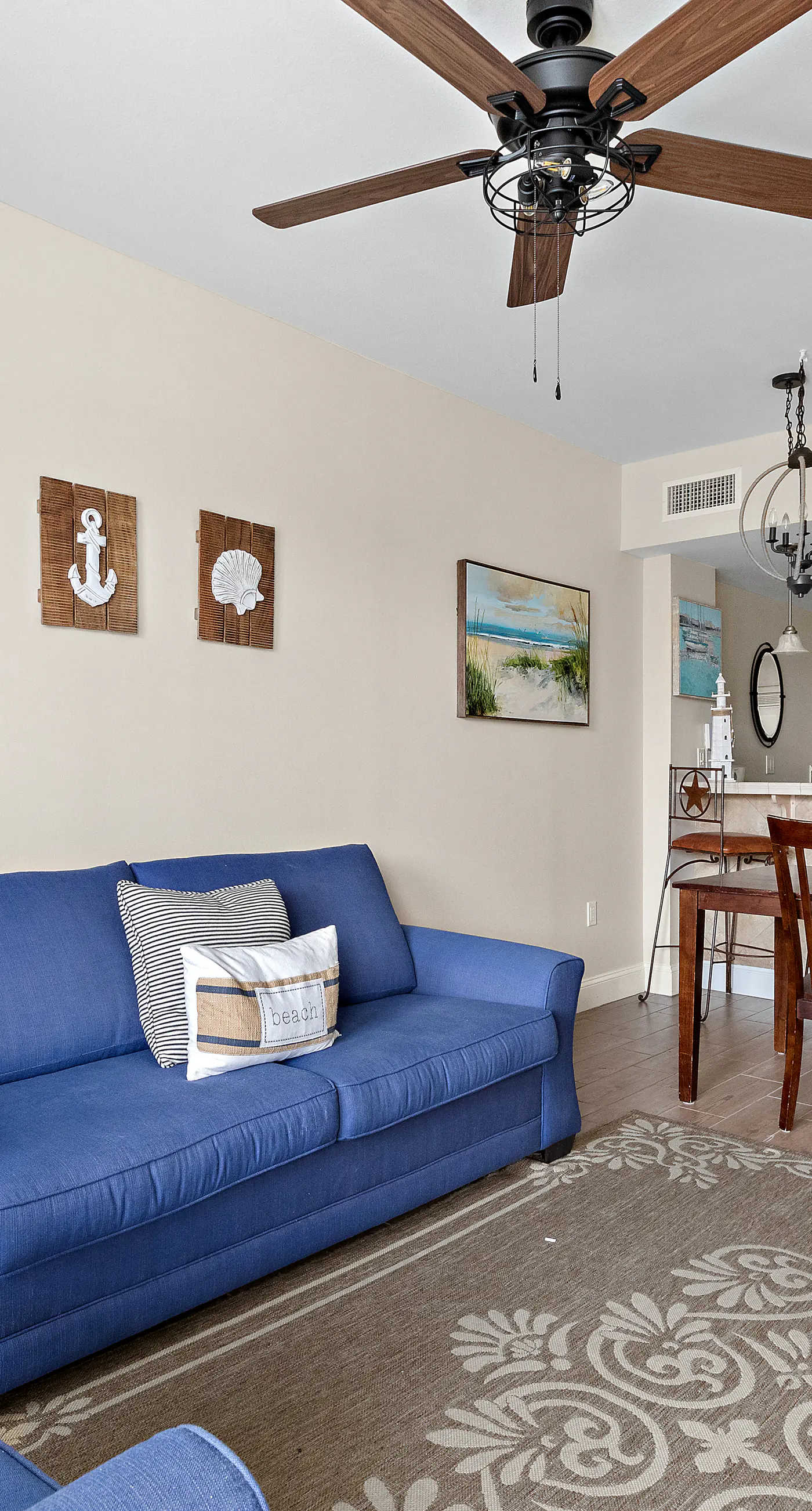 Third-floor condo with pool, high-speed WiFi & private washer/dryer