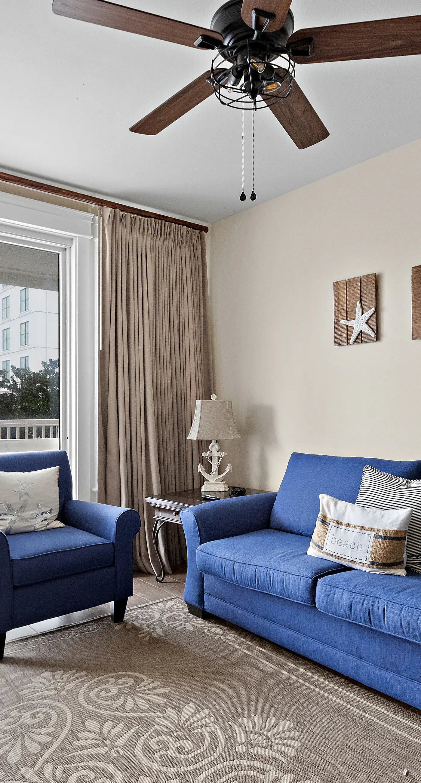 Third-floor condo with pool, high-speed WiFi & private washer/dryer