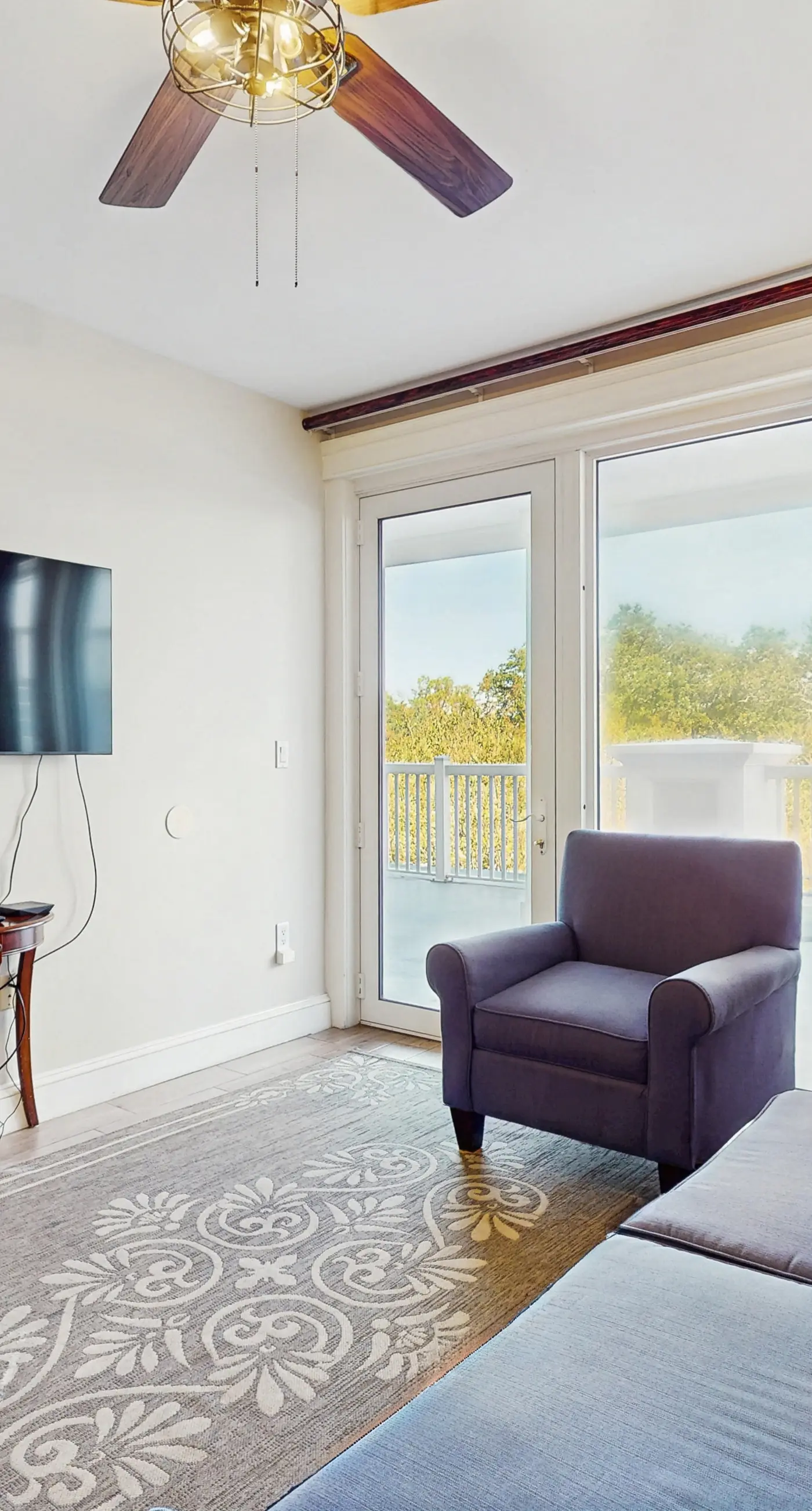 Third-floor condo with pool, high-speed WiFi & private washer/dryer