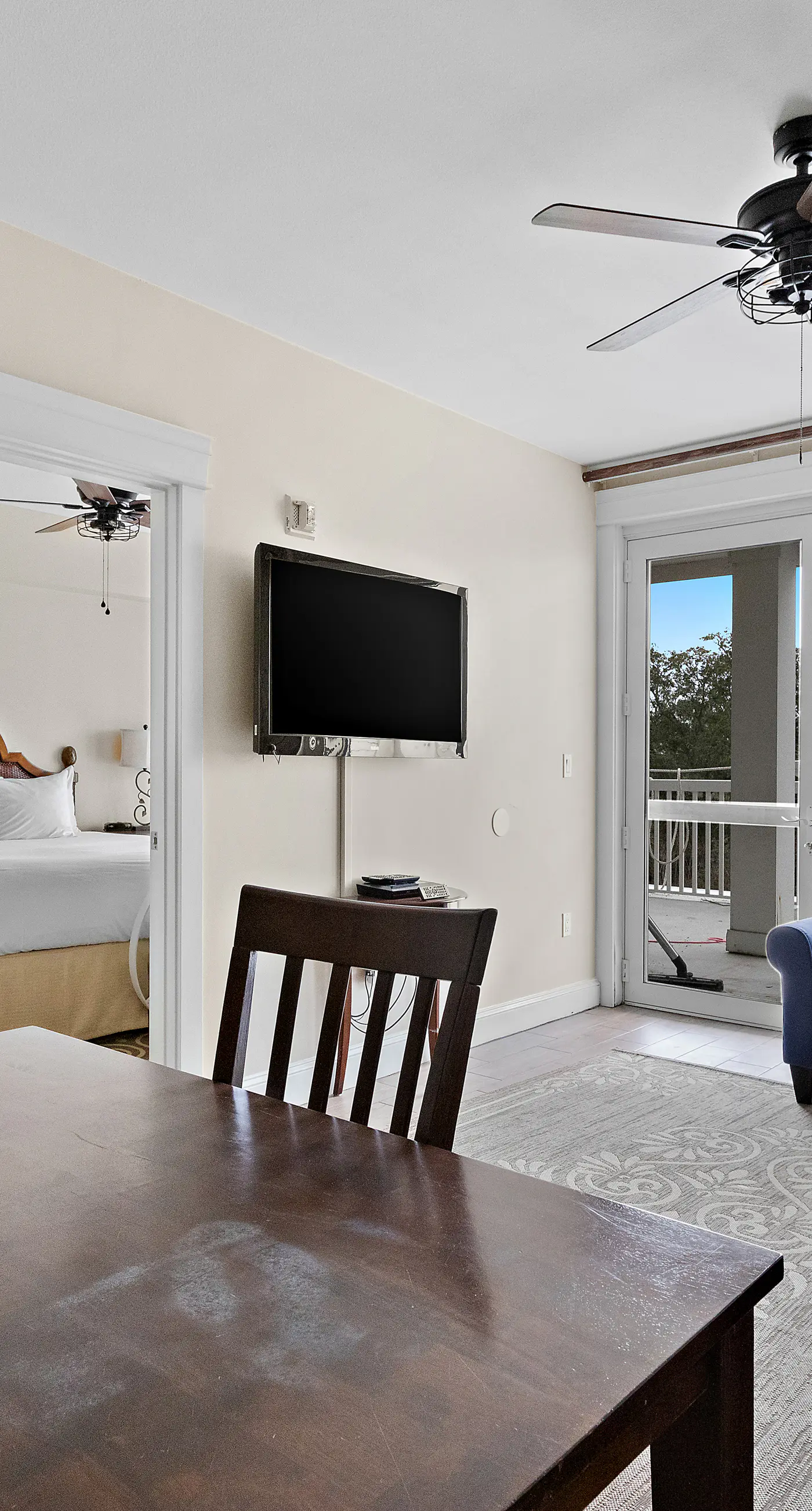 Third-floor condo with pool, high-speed WiFi & private washer/dryer