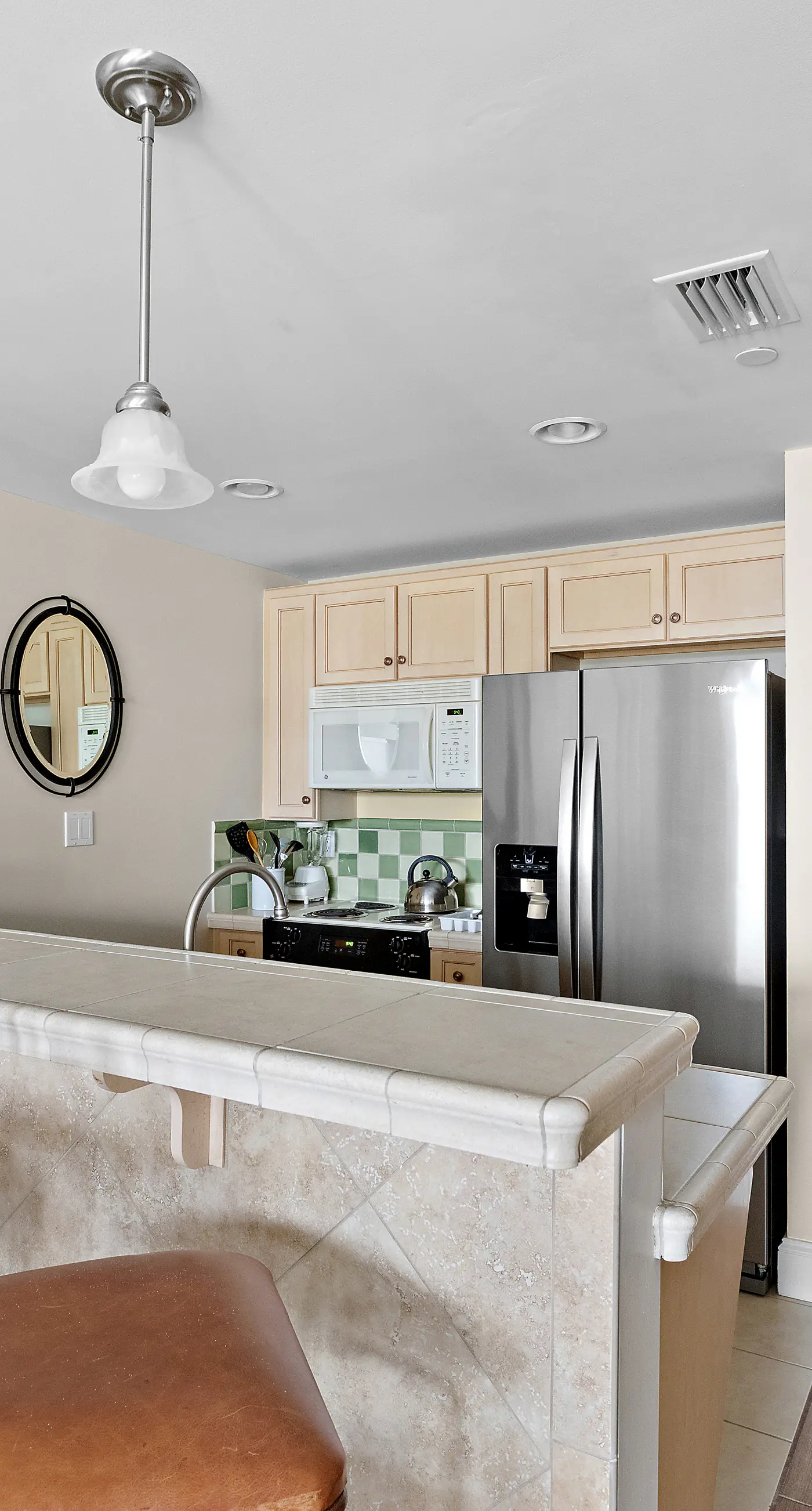 Third-floor condo with pool, high-speed WiFi & private washer/dryer