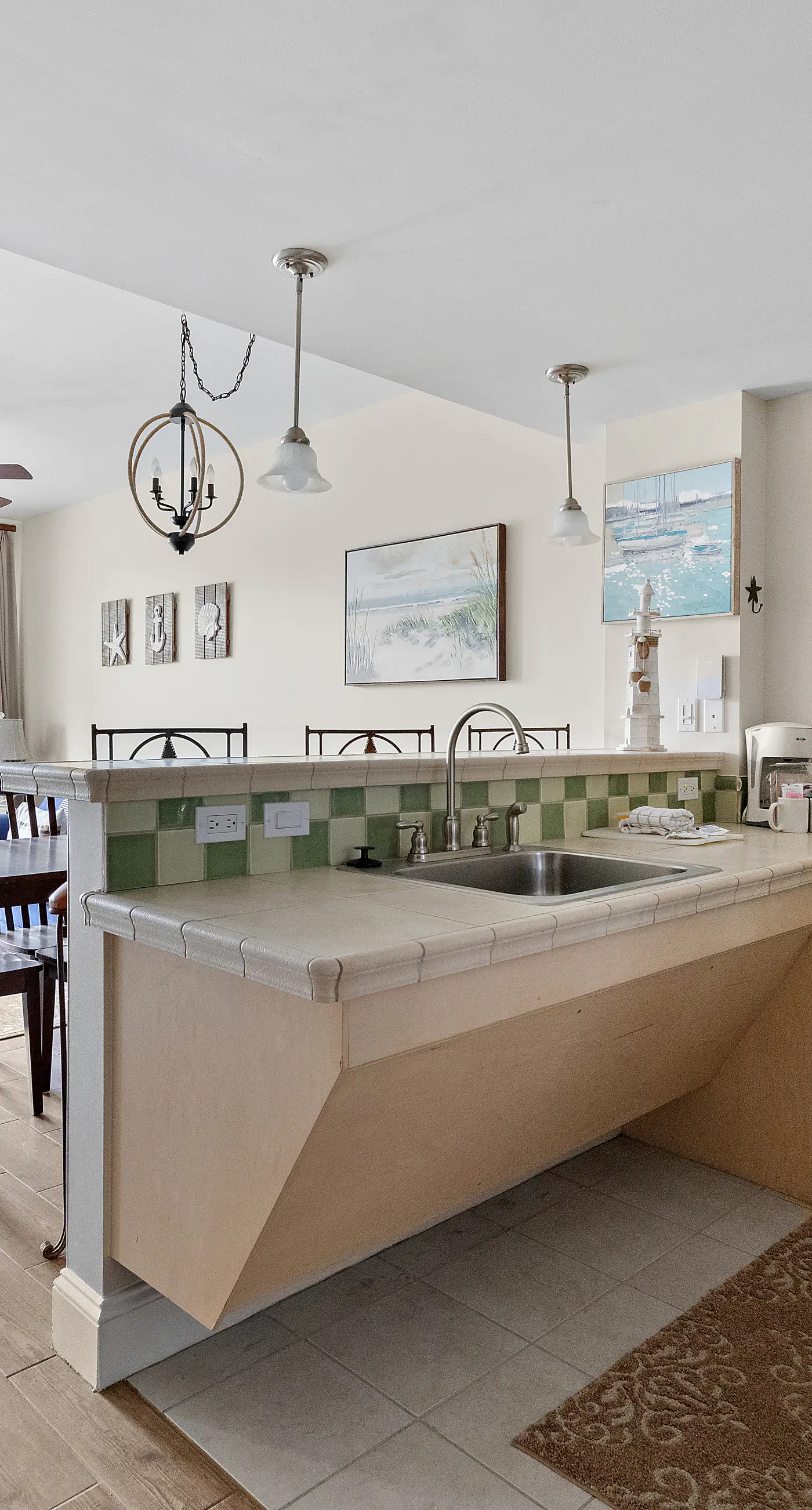 Third-floor condo with pool, high-speed WiFi & private washer/dryer