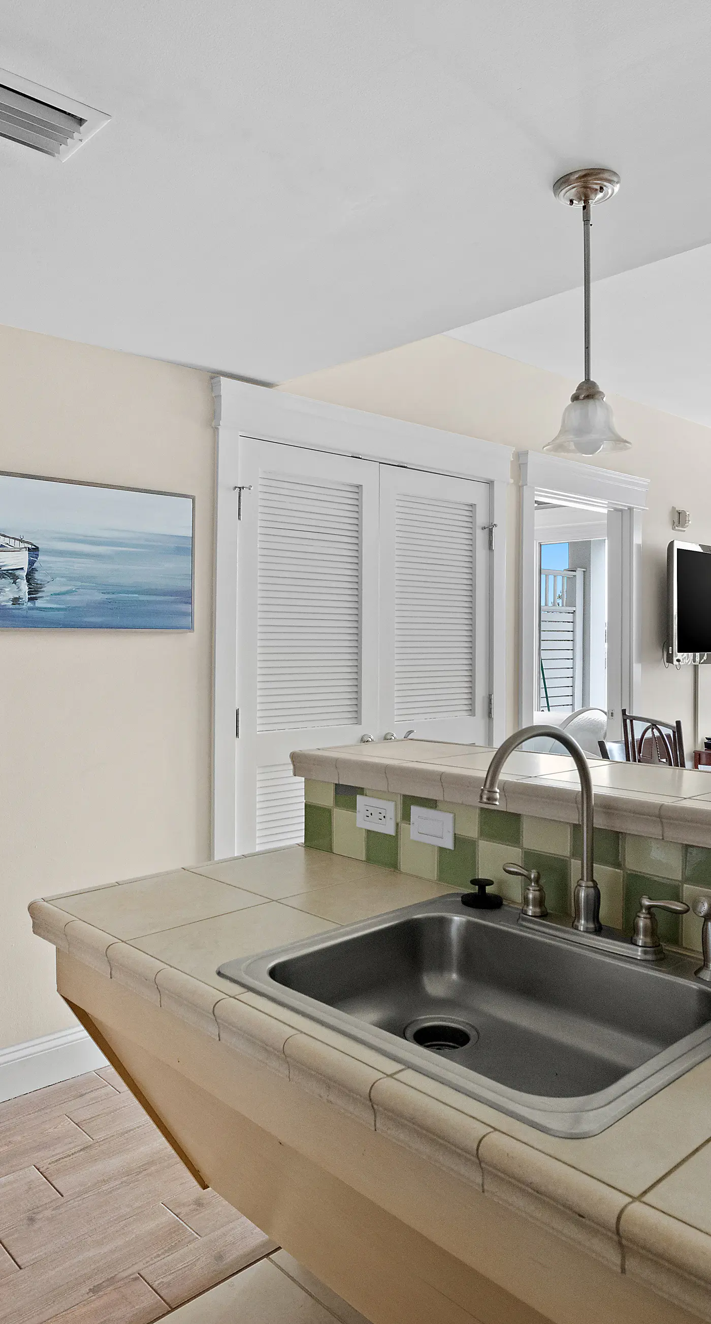 Third-floor condo with pool, high-speed WiFi & private washer/dryer