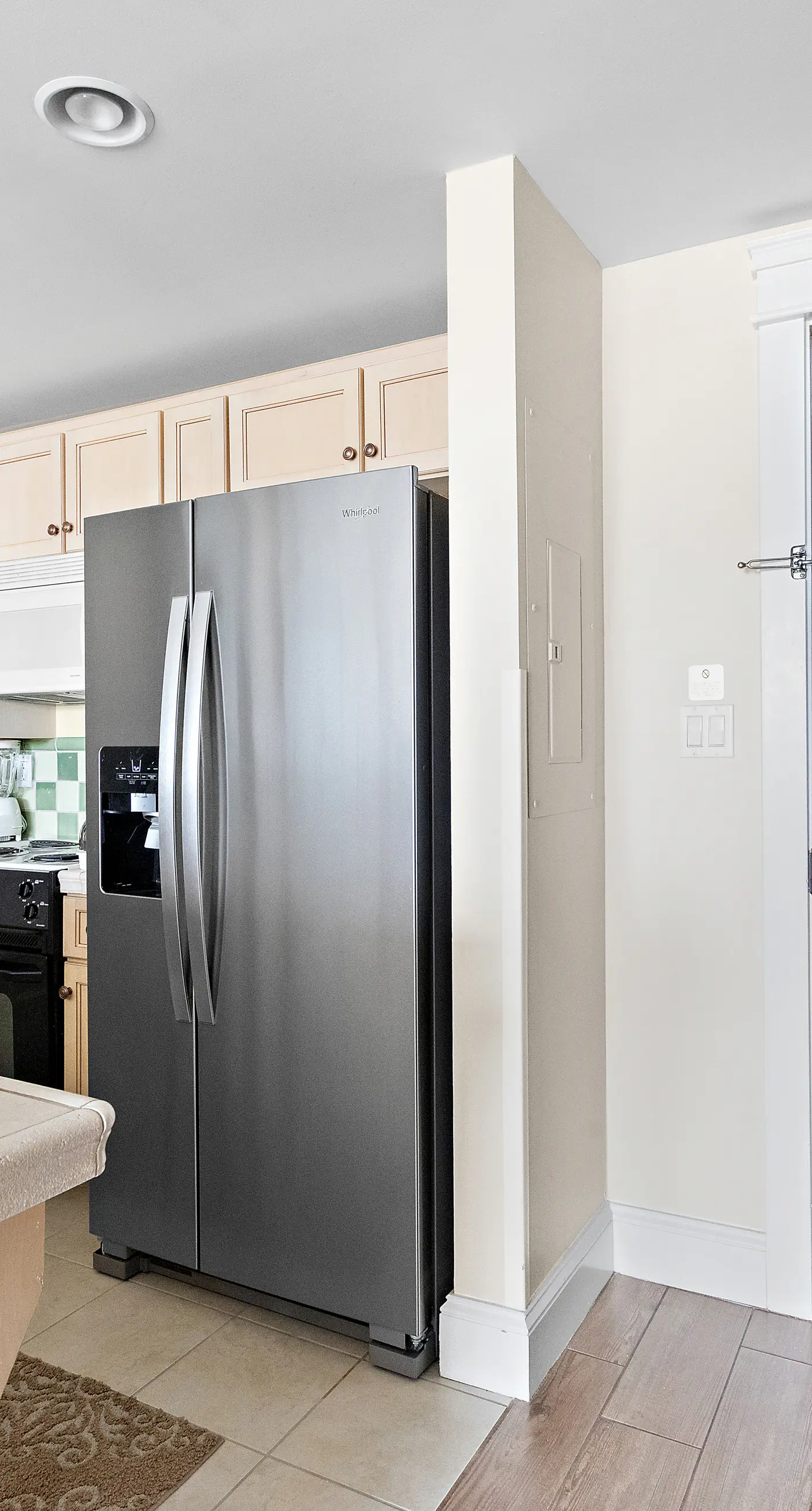 Third-floor condo with pool, high-speed WiFi & private washer/dryer