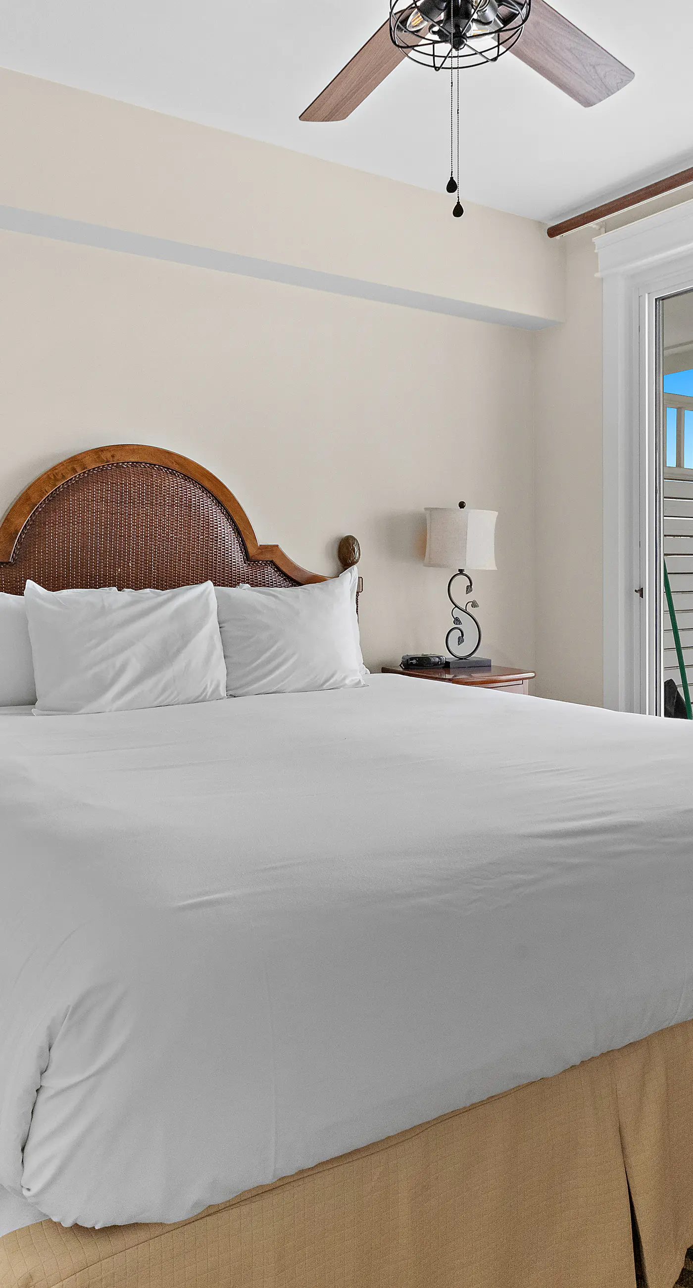 Third-floor condo with pool, high-speed WiFi & private washer/dryer