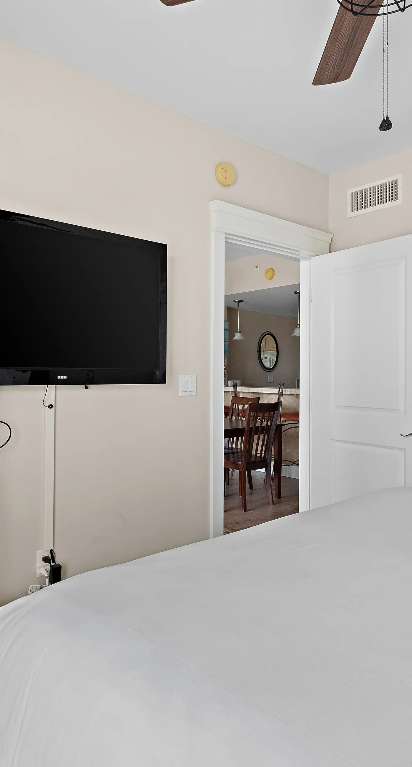 Third-floor condo with pool, high-speed WiFi & private washer/dryer