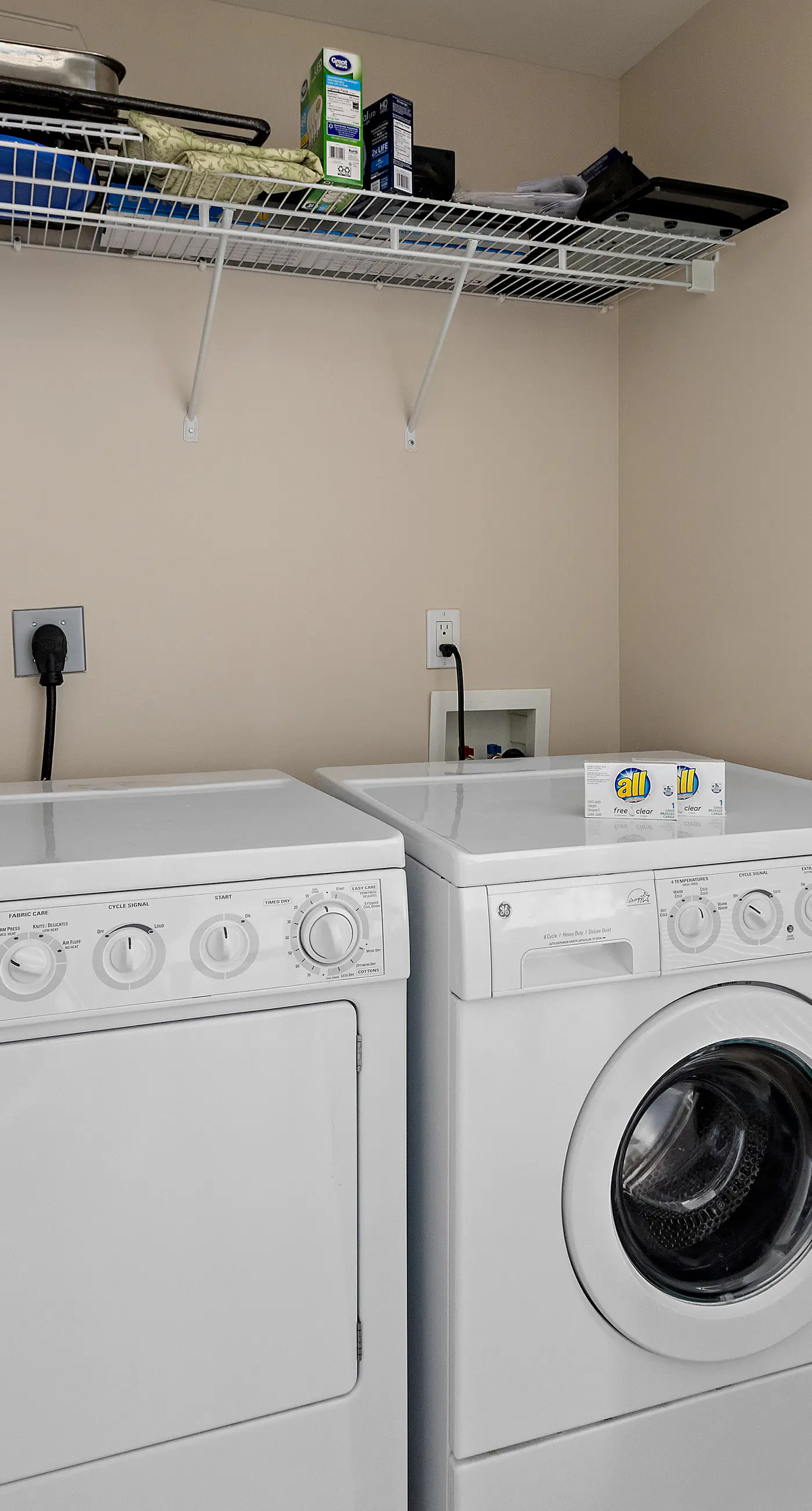 Third-floor condo with pool, high-speed WiFi & private washer/dryer