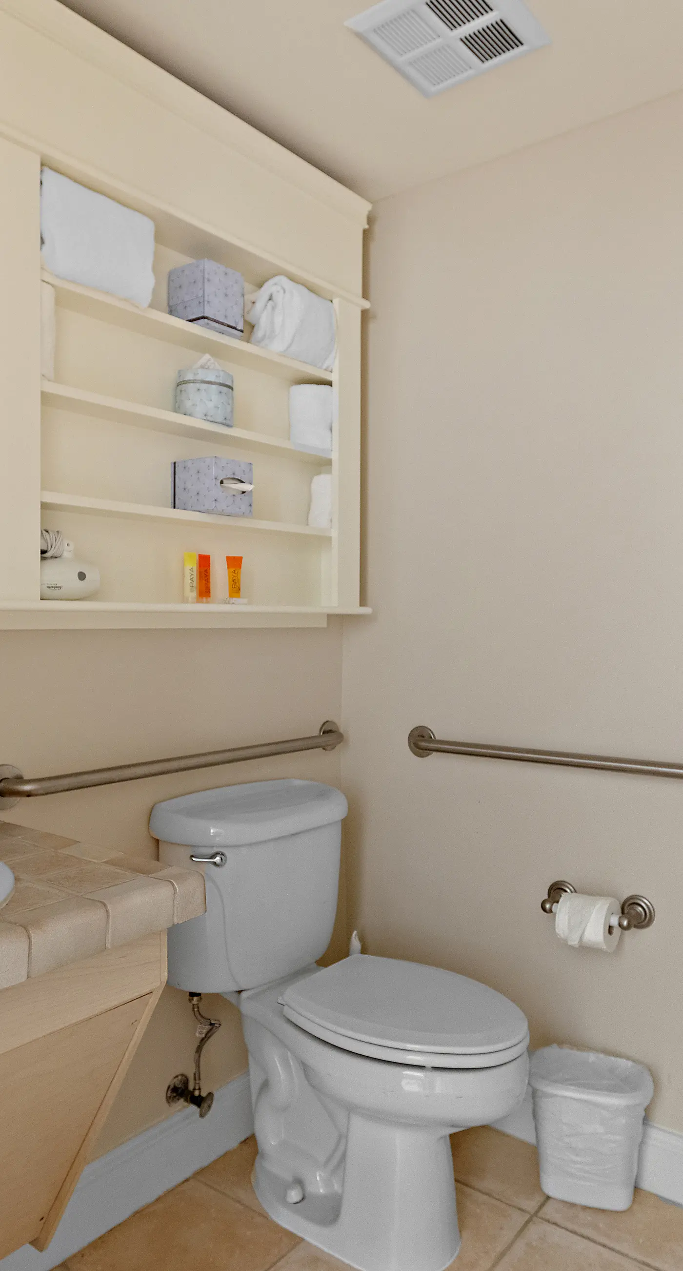 Third-floor condo with pool, high-speed WiFi & private washer/dryer