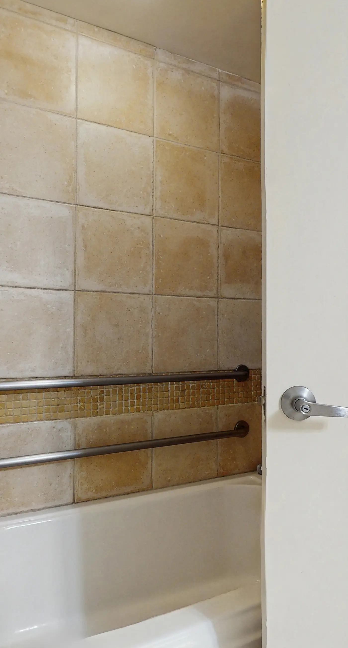 Third-floor condo with pool, high-speed WiFi & private washer/dryer