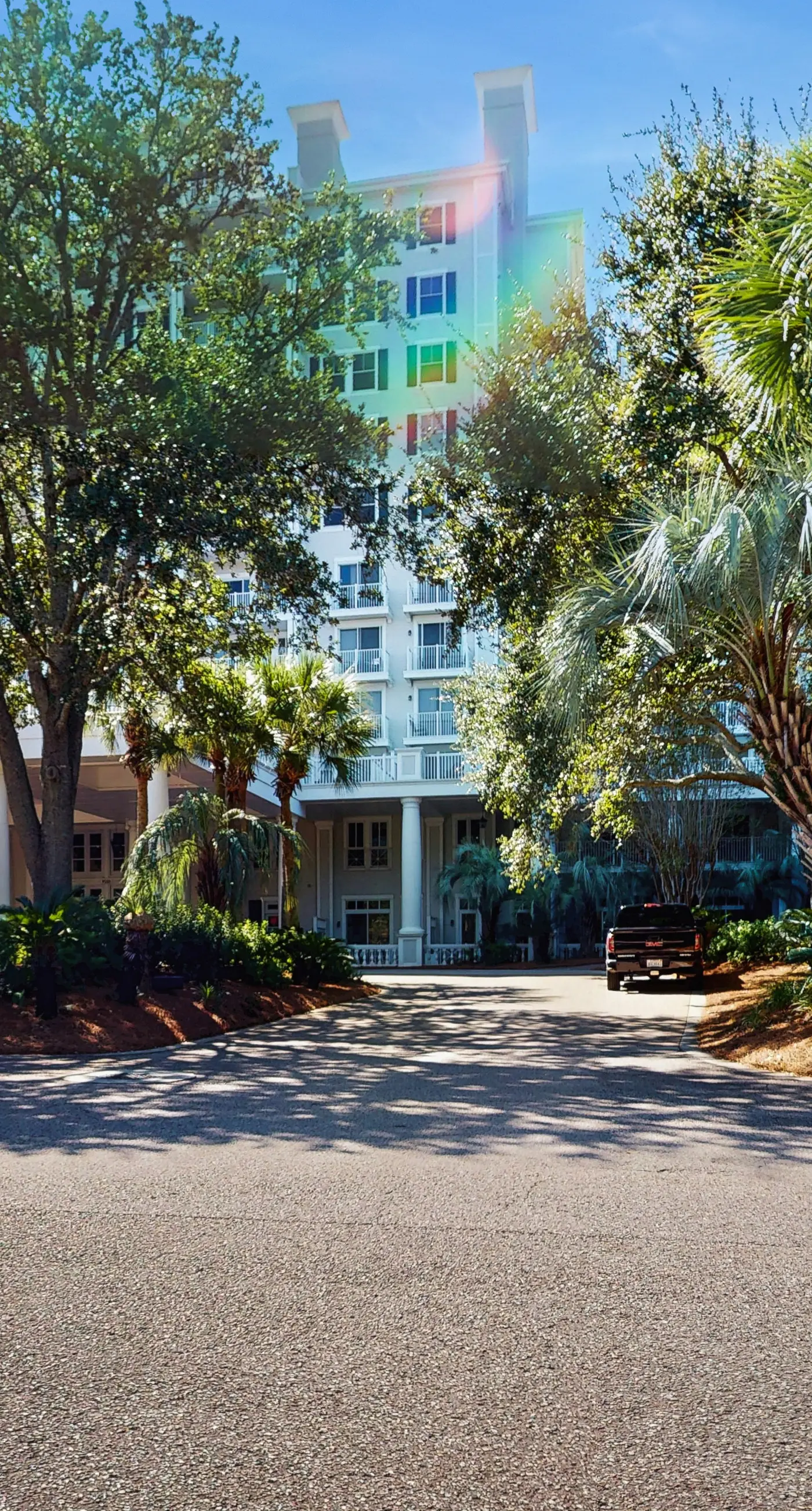 Third-floor condo with pool, high-speed WiFi & private washer/dryer