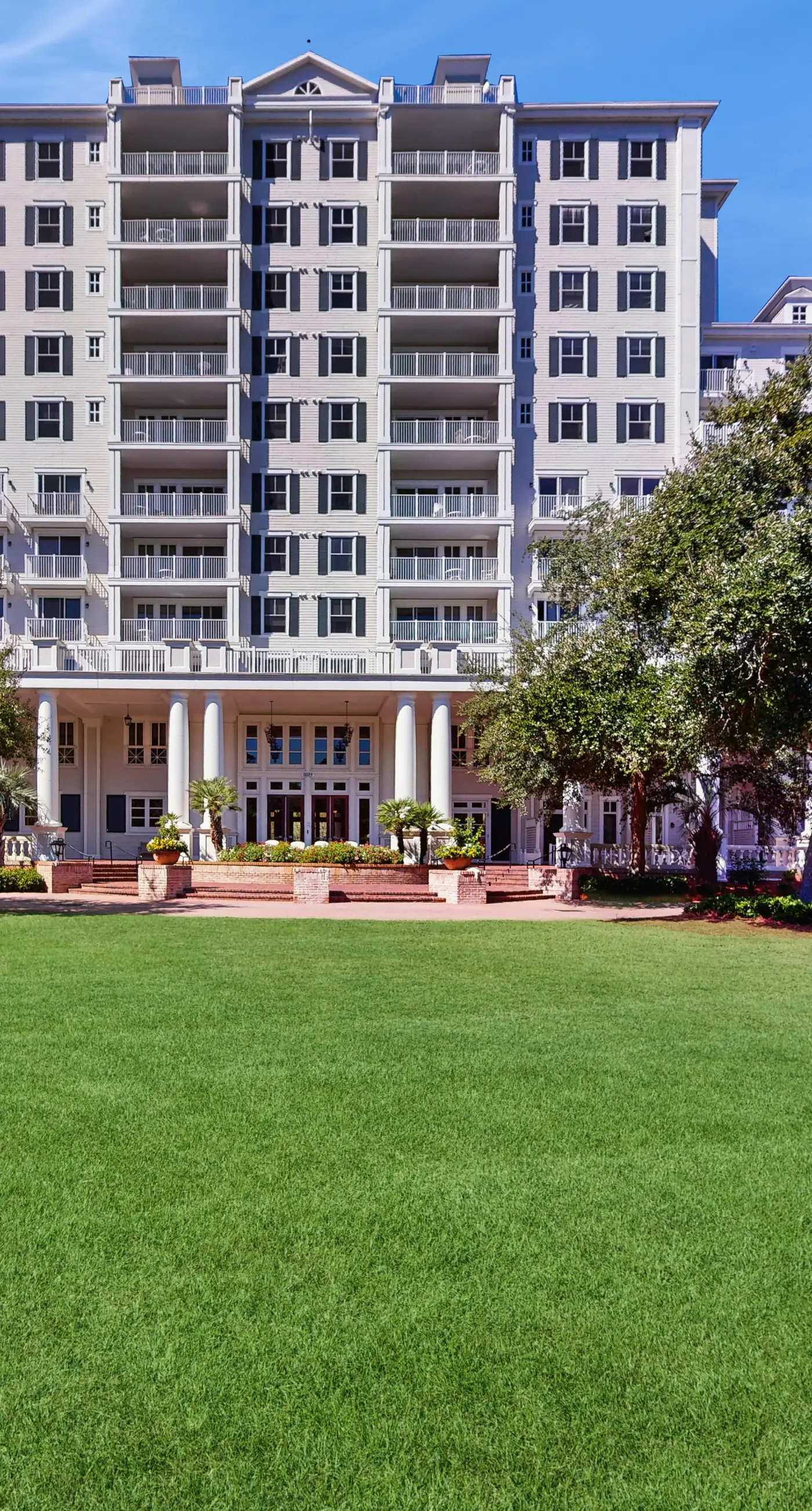 Third-floor condo with pool, high-speed WiFi & private washer/dryer