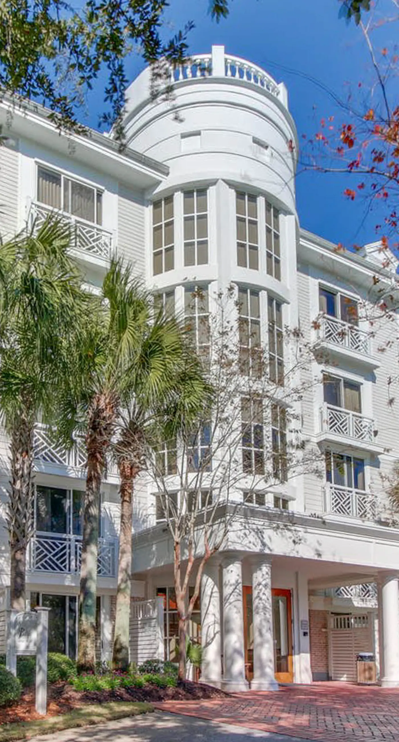 Third-floor condo with pool, high-speed WiFi & private washer/dryer