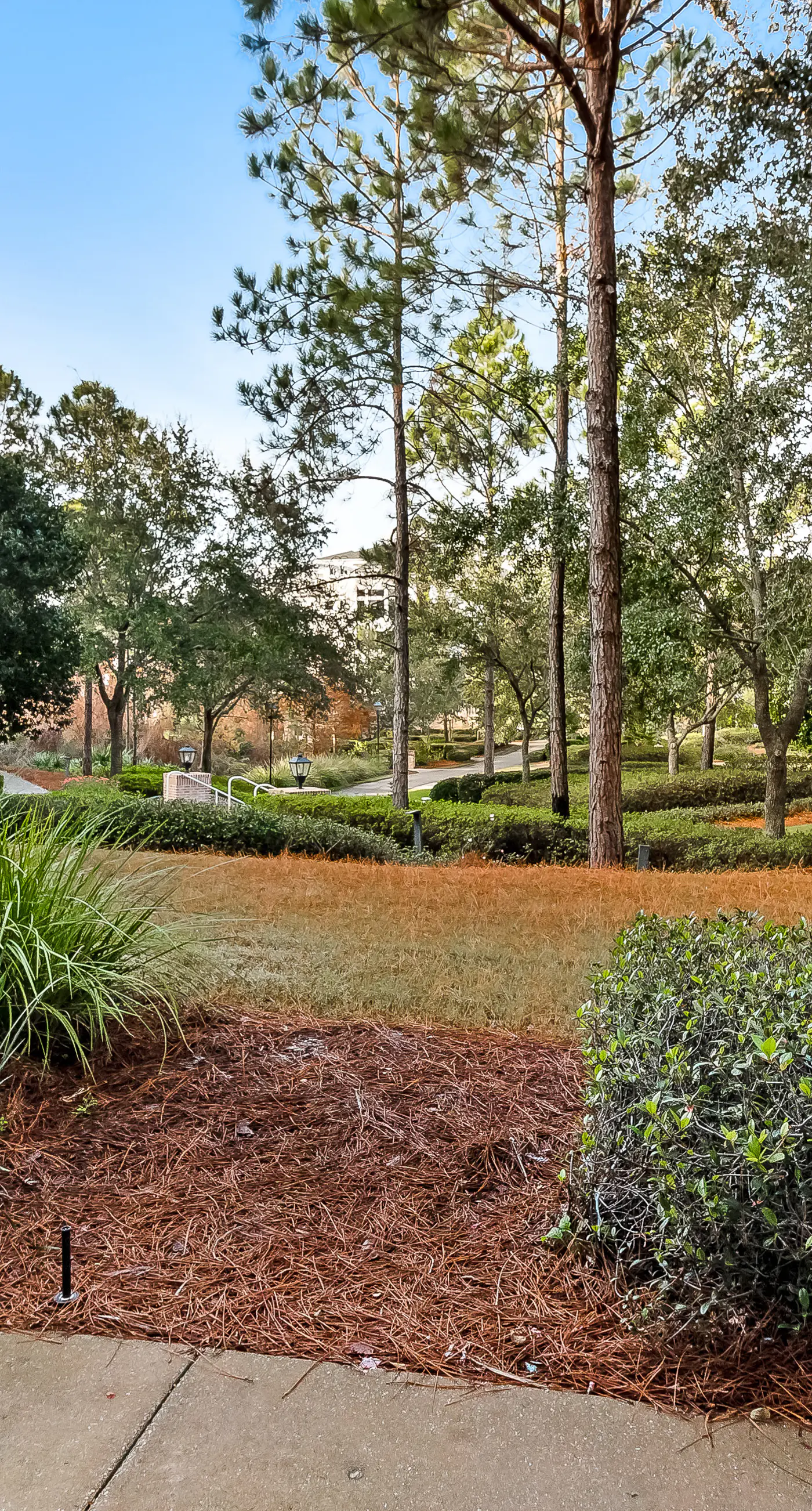 Third-floor condo with pool, high-speed WiFi & private washer/dryer