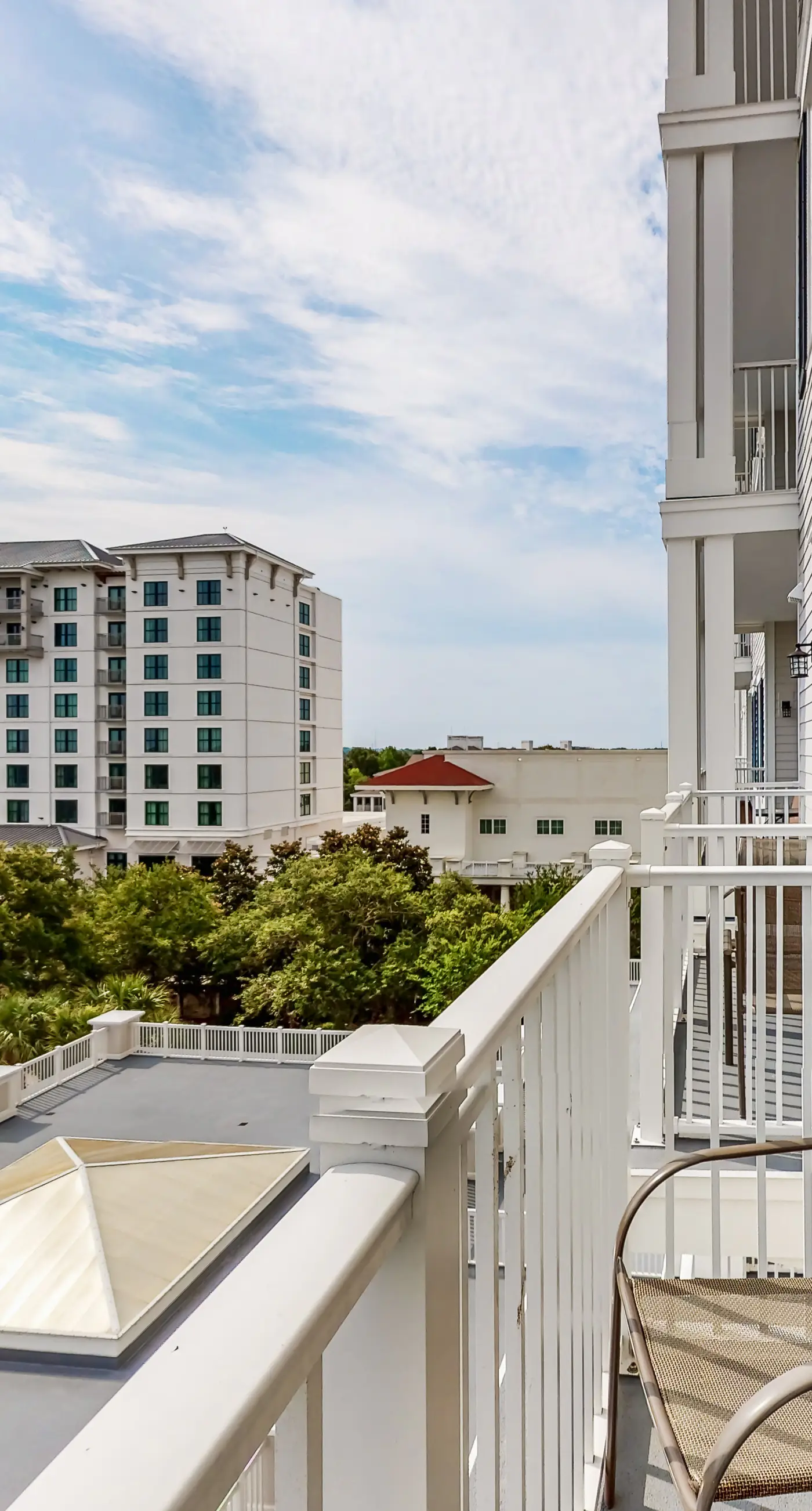 Stylish condo with lagoon pool & beach access - snowbirds welcome