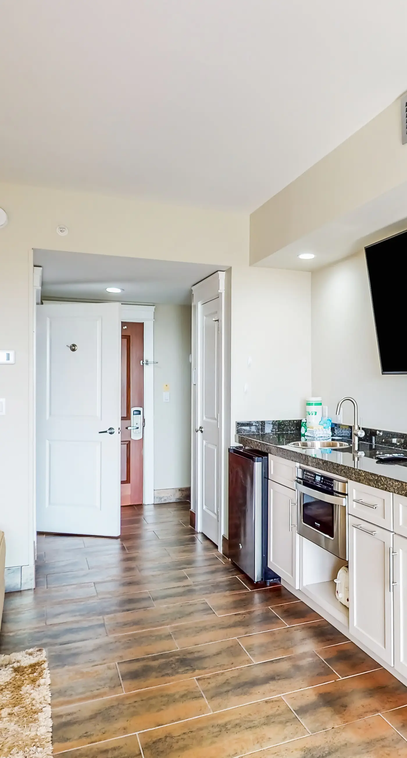 Stylish condo with lagoon pool & beach access - snowbirds welcome