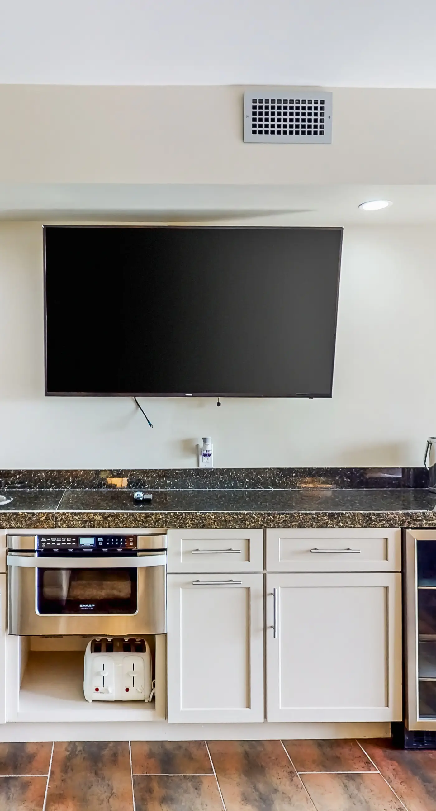 Stylish condo with lagoon pool & beach access - snowbirds welcome