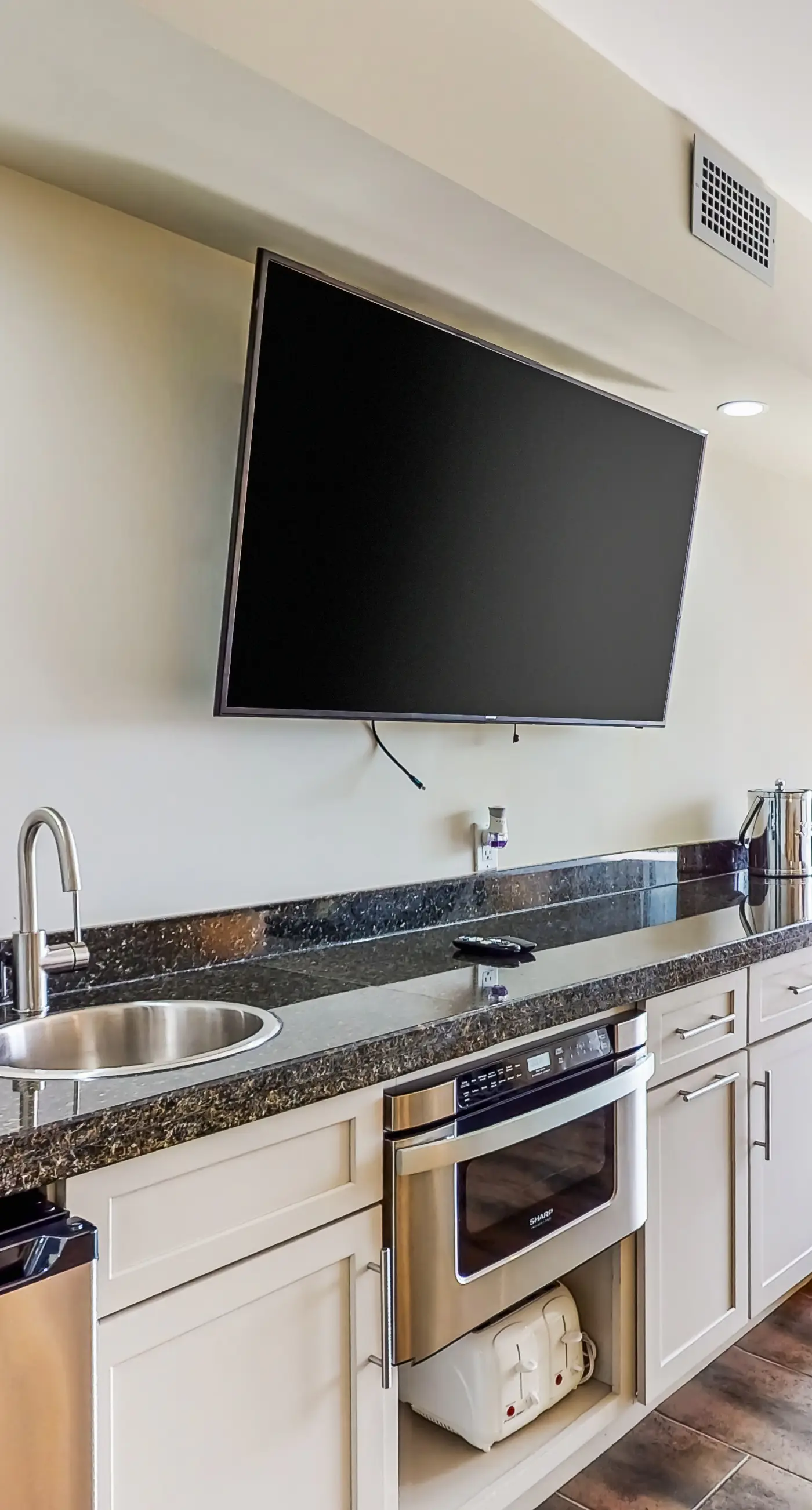 Stylish condo with lagoon pool & beach access - snowbirds welcome