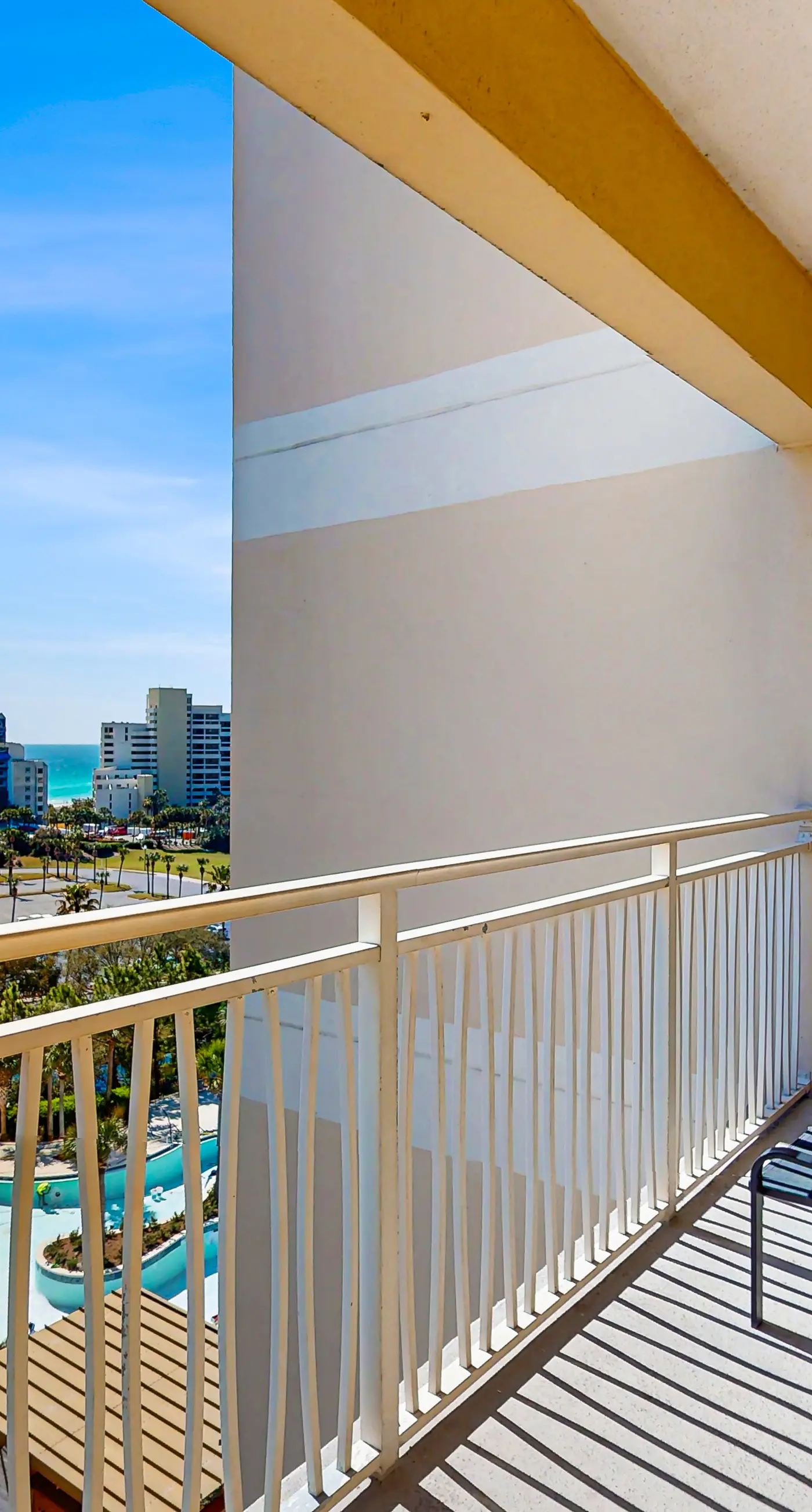 Dreamy coastal condo w/ ocean view on-site pool, hot tub & easy beach access