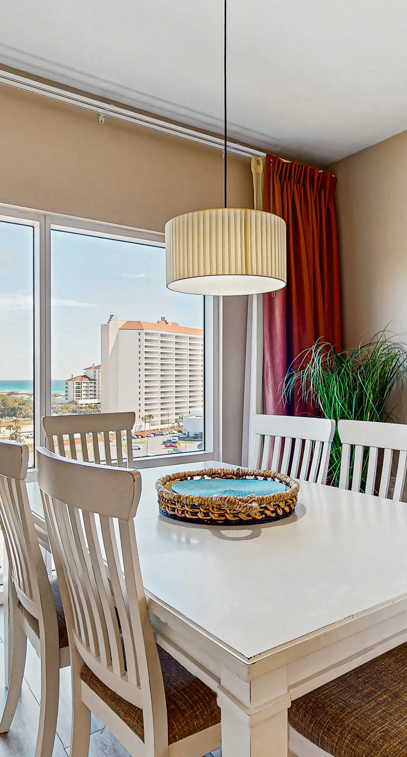 Dreamy coastal condo w/ ocean view on-site pool, hot tub & easy beach access