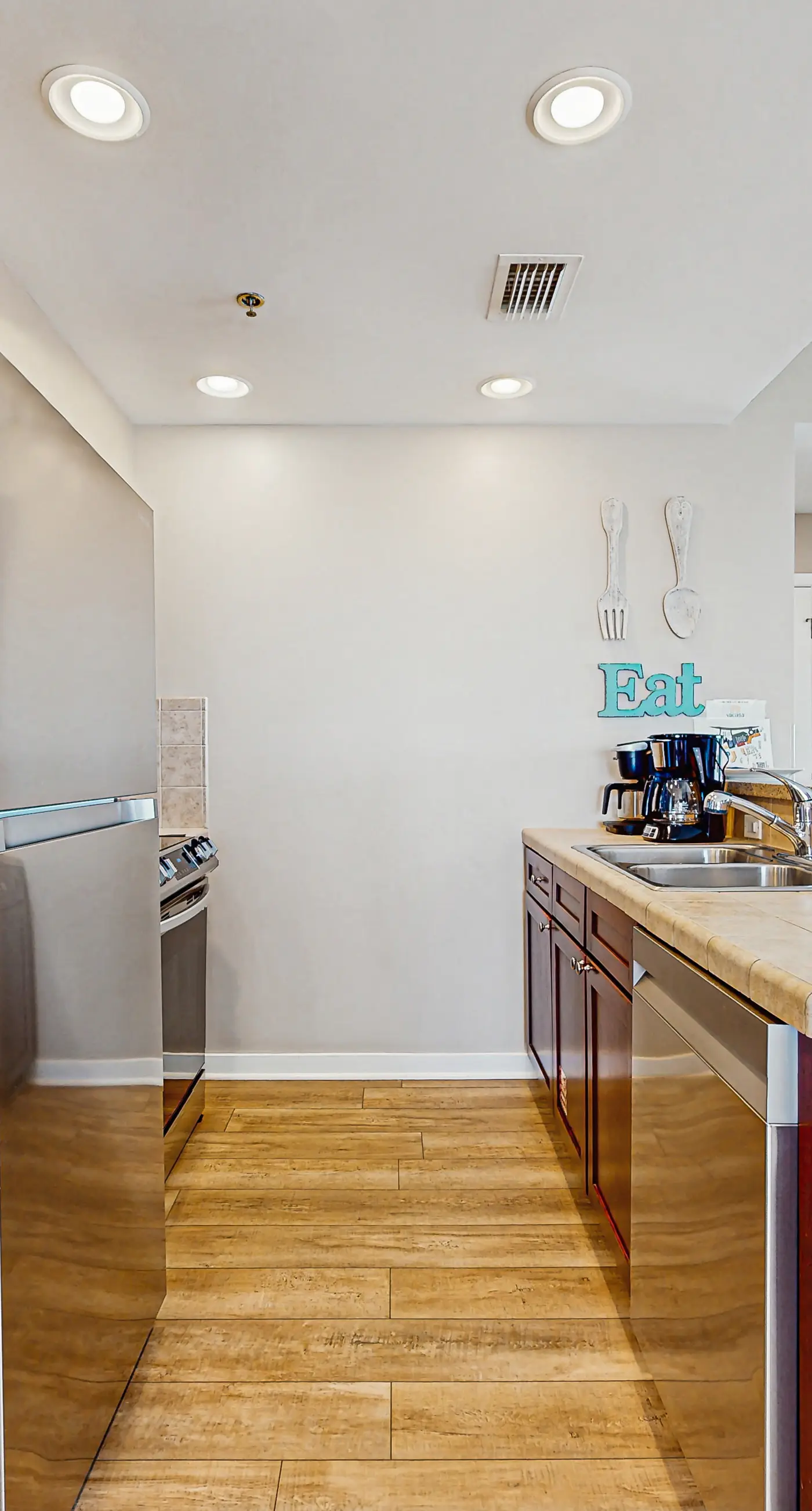 Dreamy coastal condo w/ ocean view on-site pool, hot tub & easy beach access