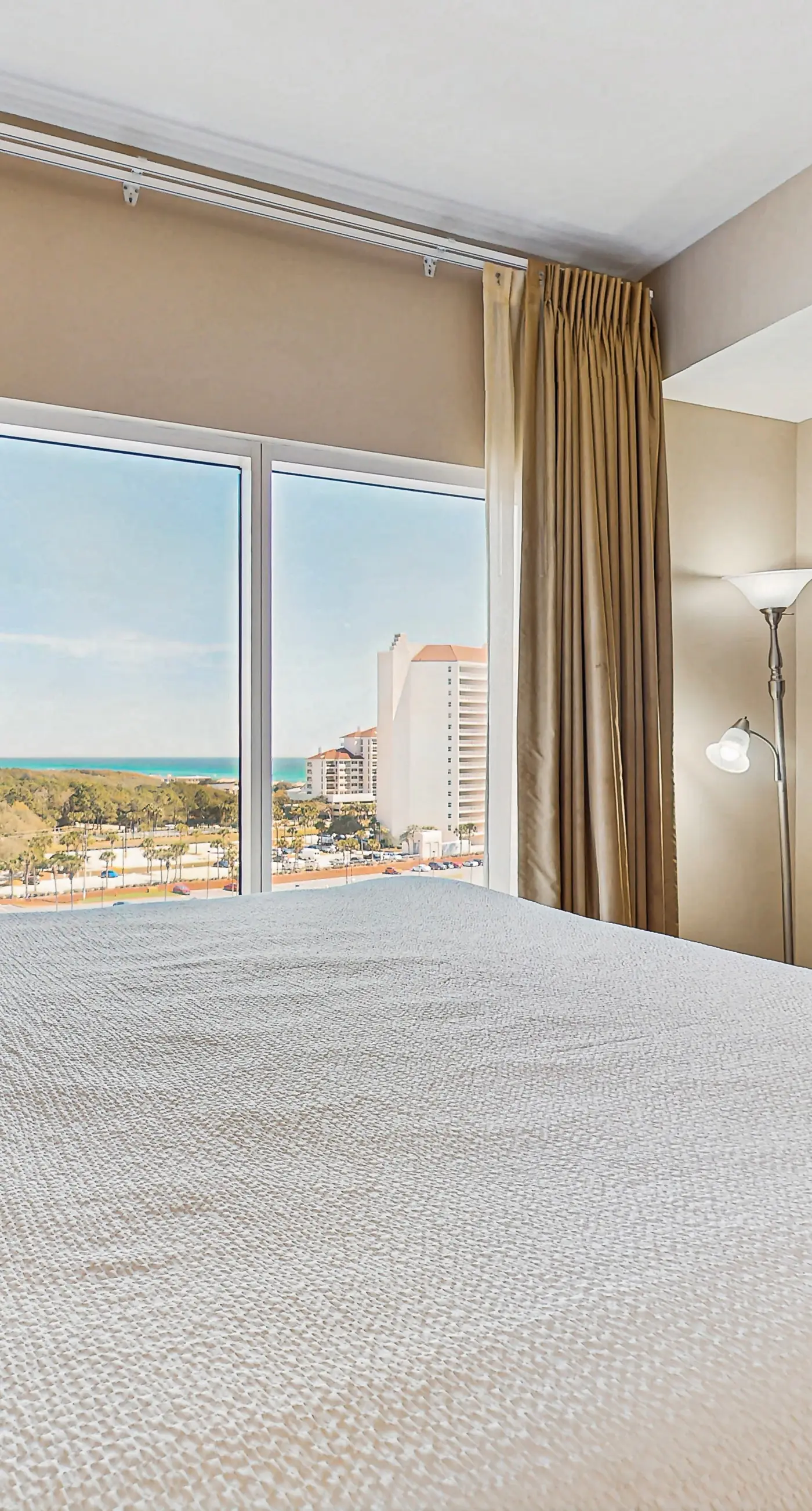 Dreamy coastal condo w/ ocean view on-site pool, hot tub & easy beach access