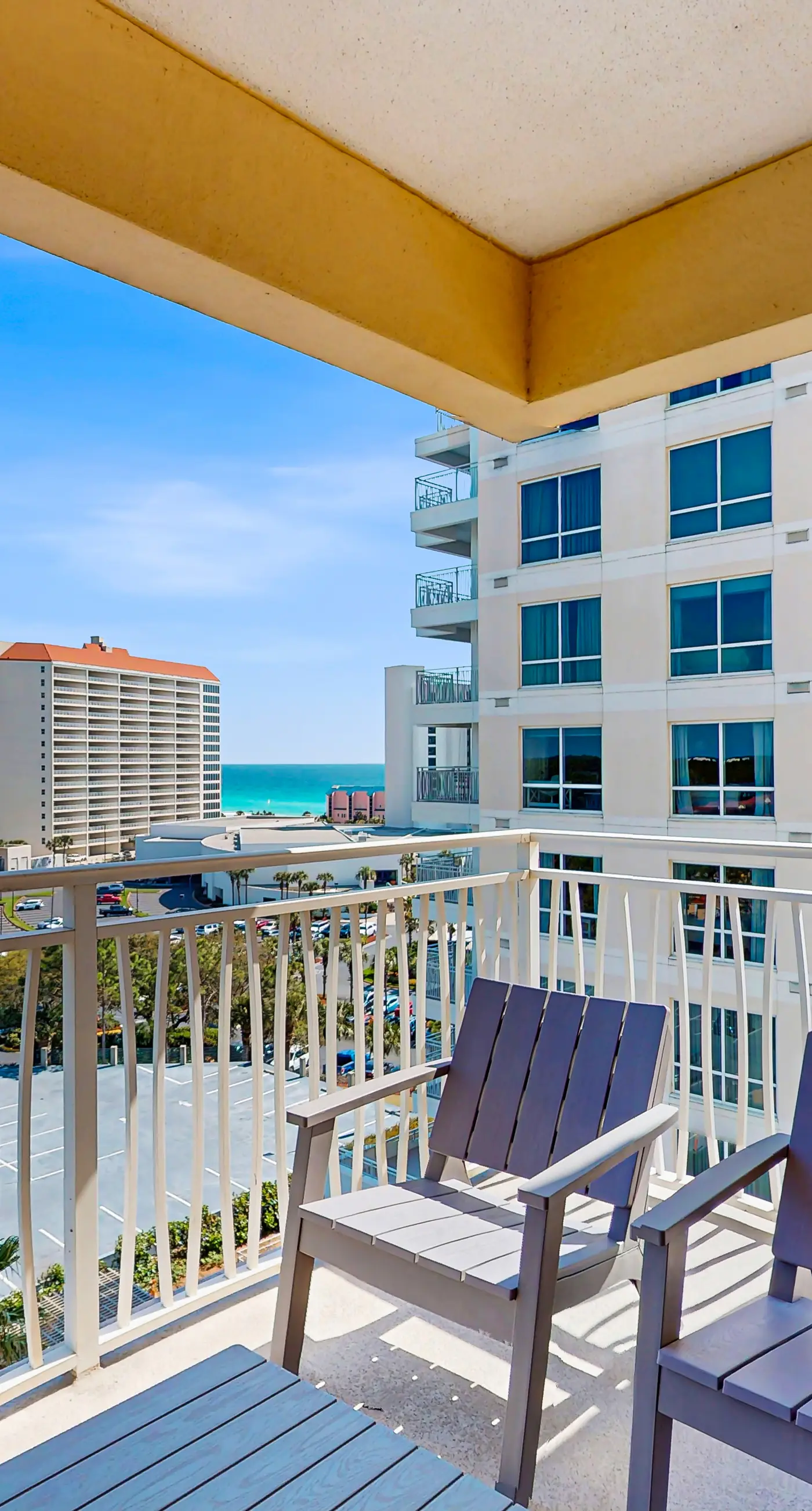 Dreamy coastal condo w/ ocean view on-site pool, hot tub & easy beach access