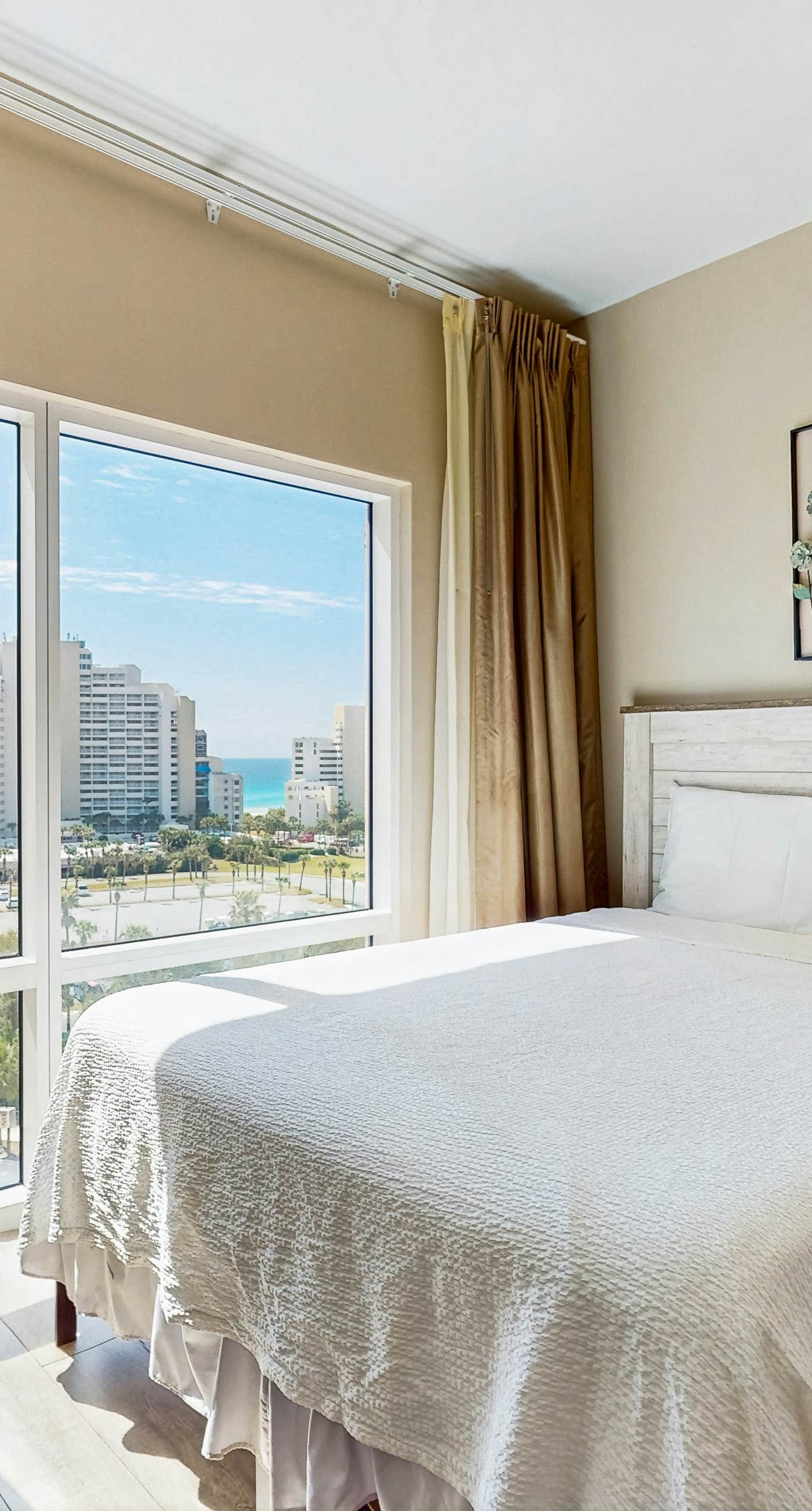 Cozy coastal efficiency w/shared pool, hot tub & easy beach access