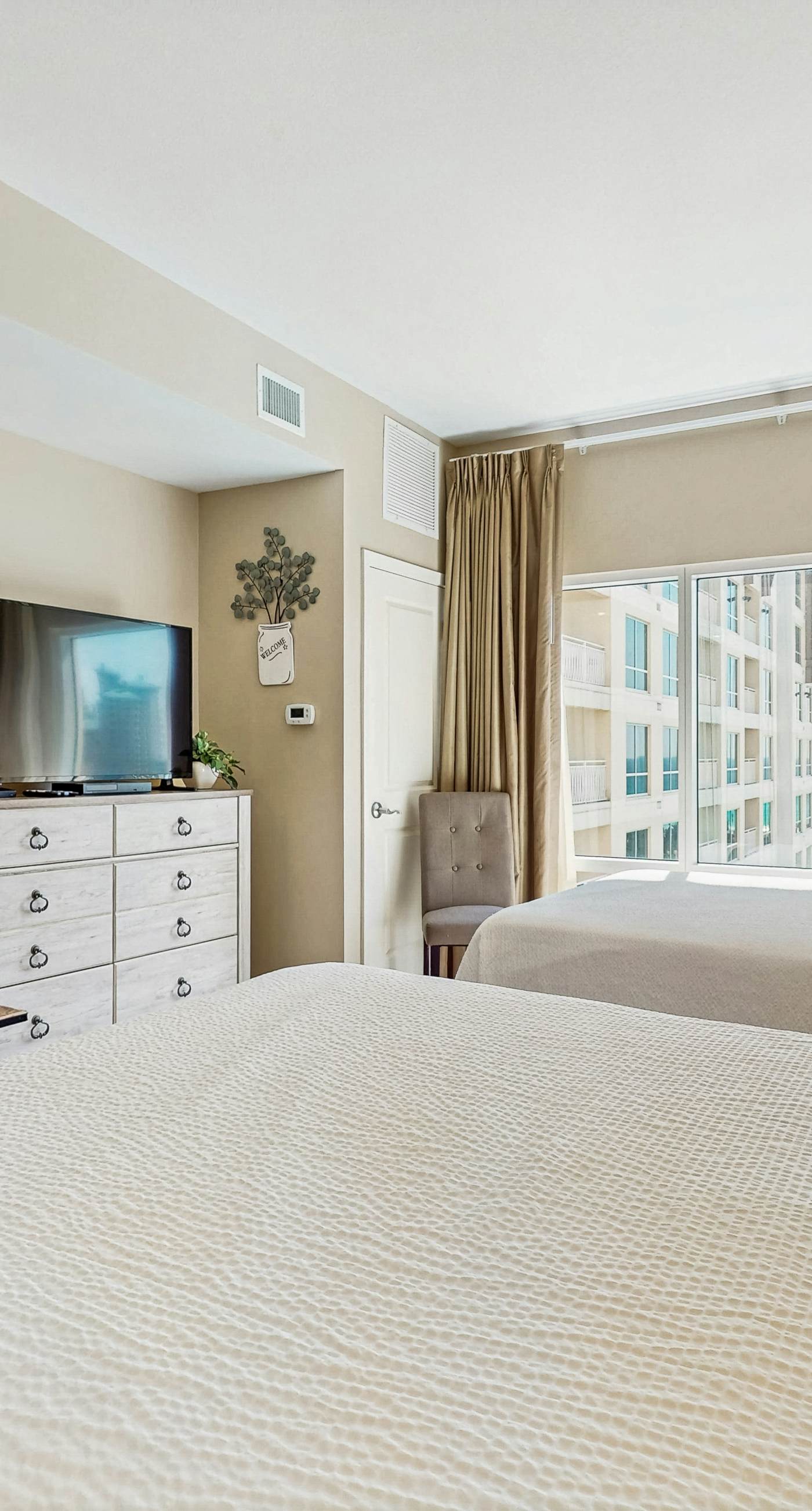 Cozy coastal efficiency w/shared pool, hot tub & easy beach access