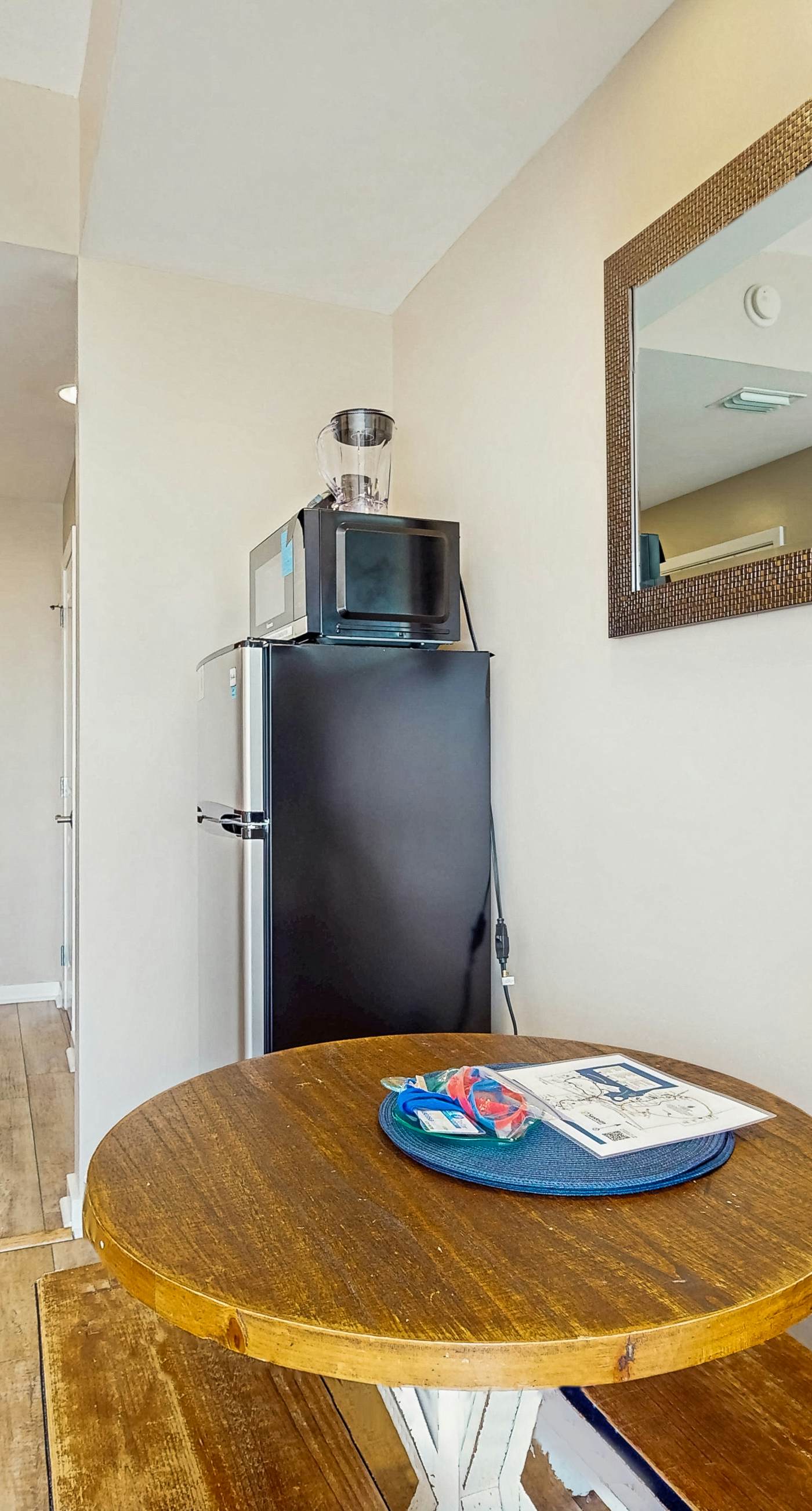 Cozy coastal efficiency w/shared pool, hot tub & easy beach access