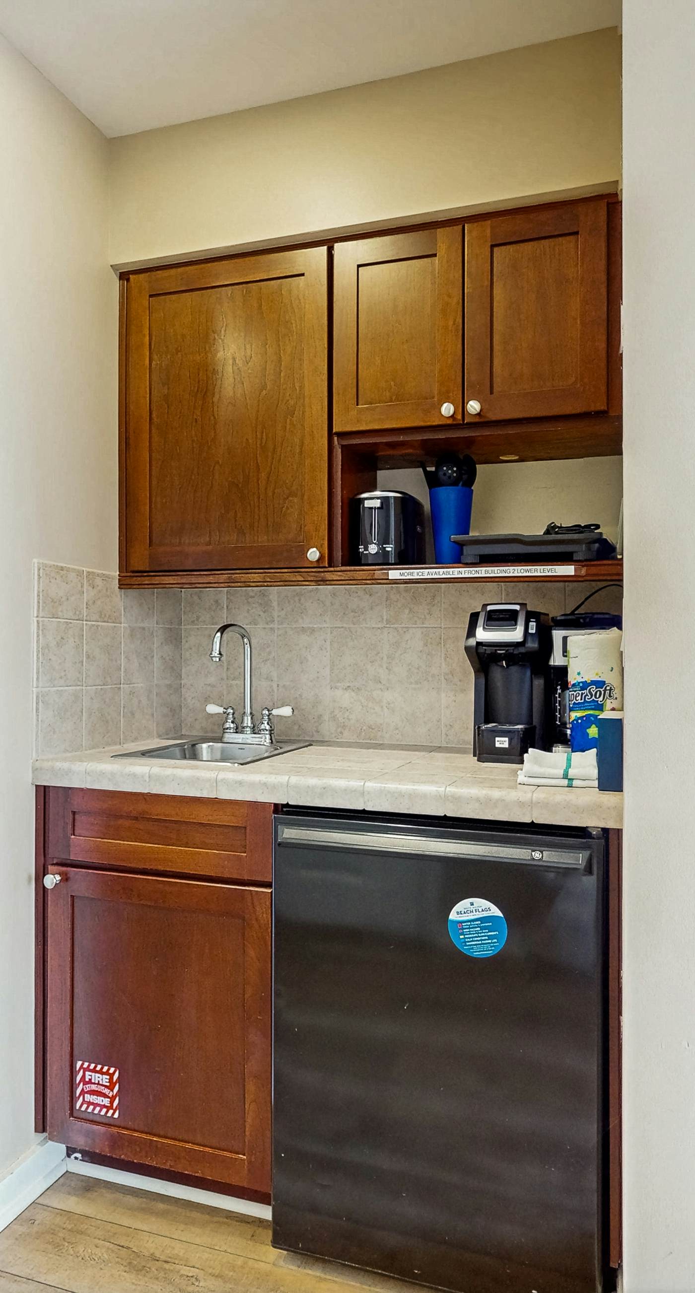 Cozy coastal efficiency w/shared pool, hot tub & easy beach access