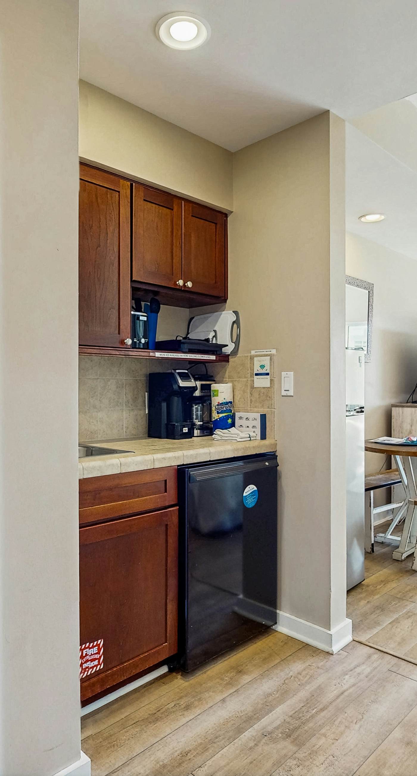 Cozy coastal efficiency w/shared pool, hot tub & easy beach access