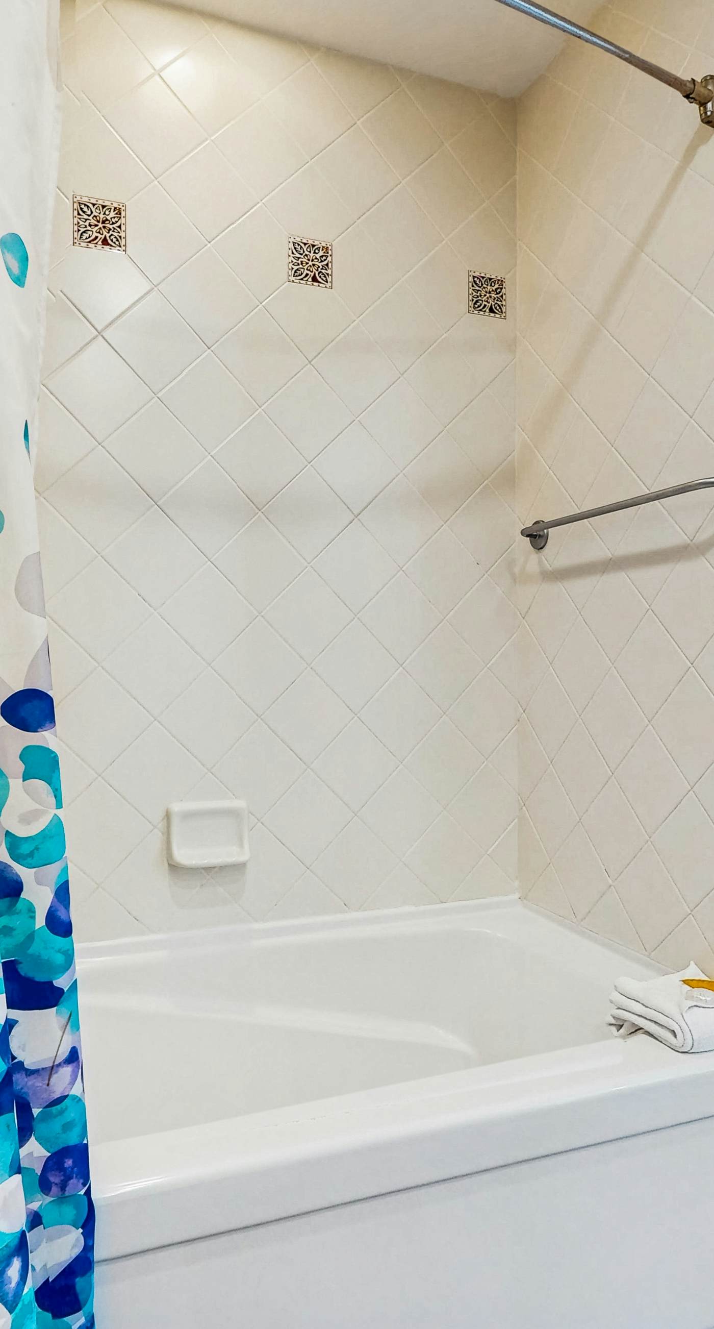 Cozy coastal efficiency w/shared pool, hot tub & easy beach access