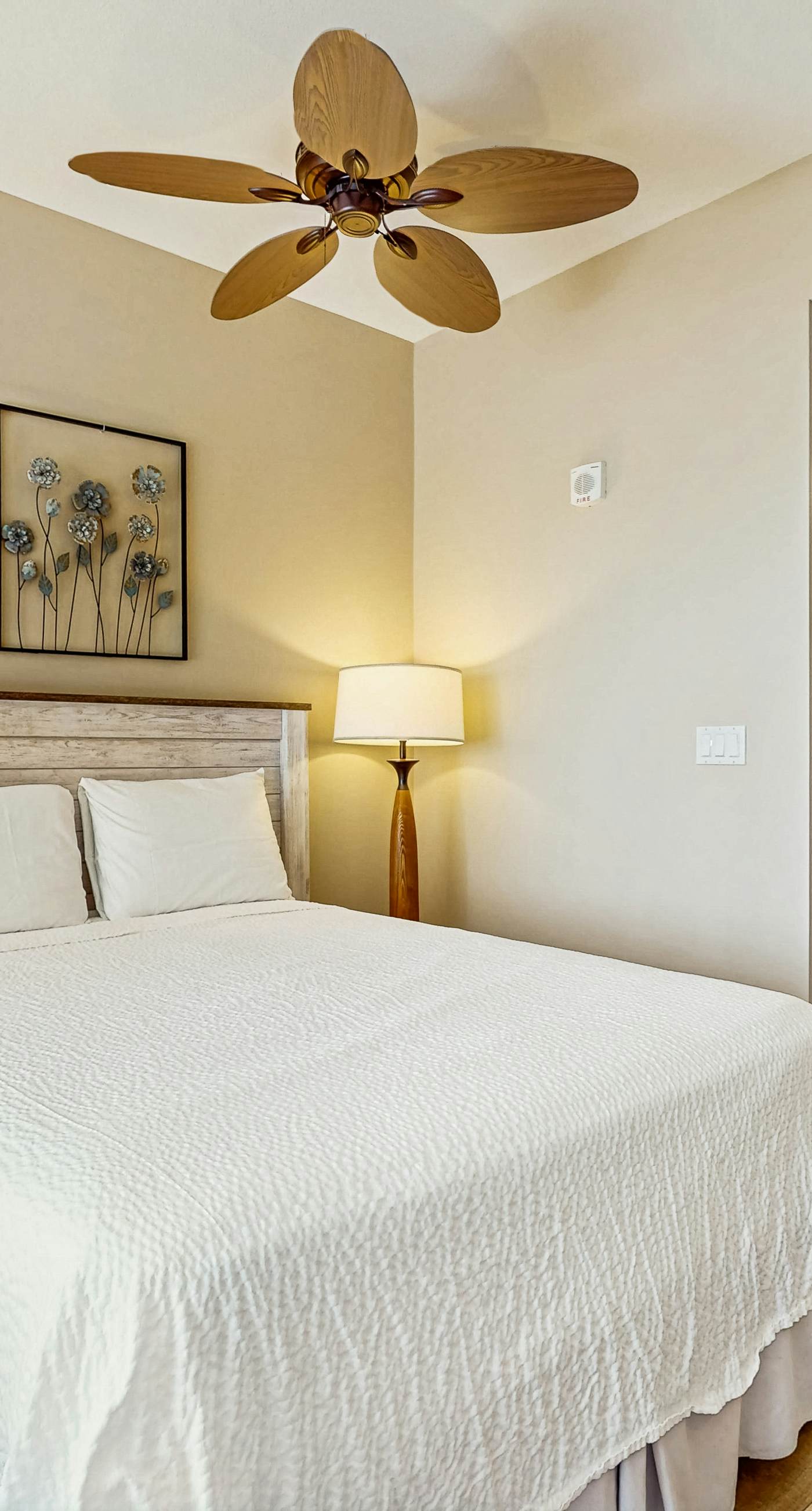 Cozy coastal efficiency w/shared pool, hot tub & easy beach access