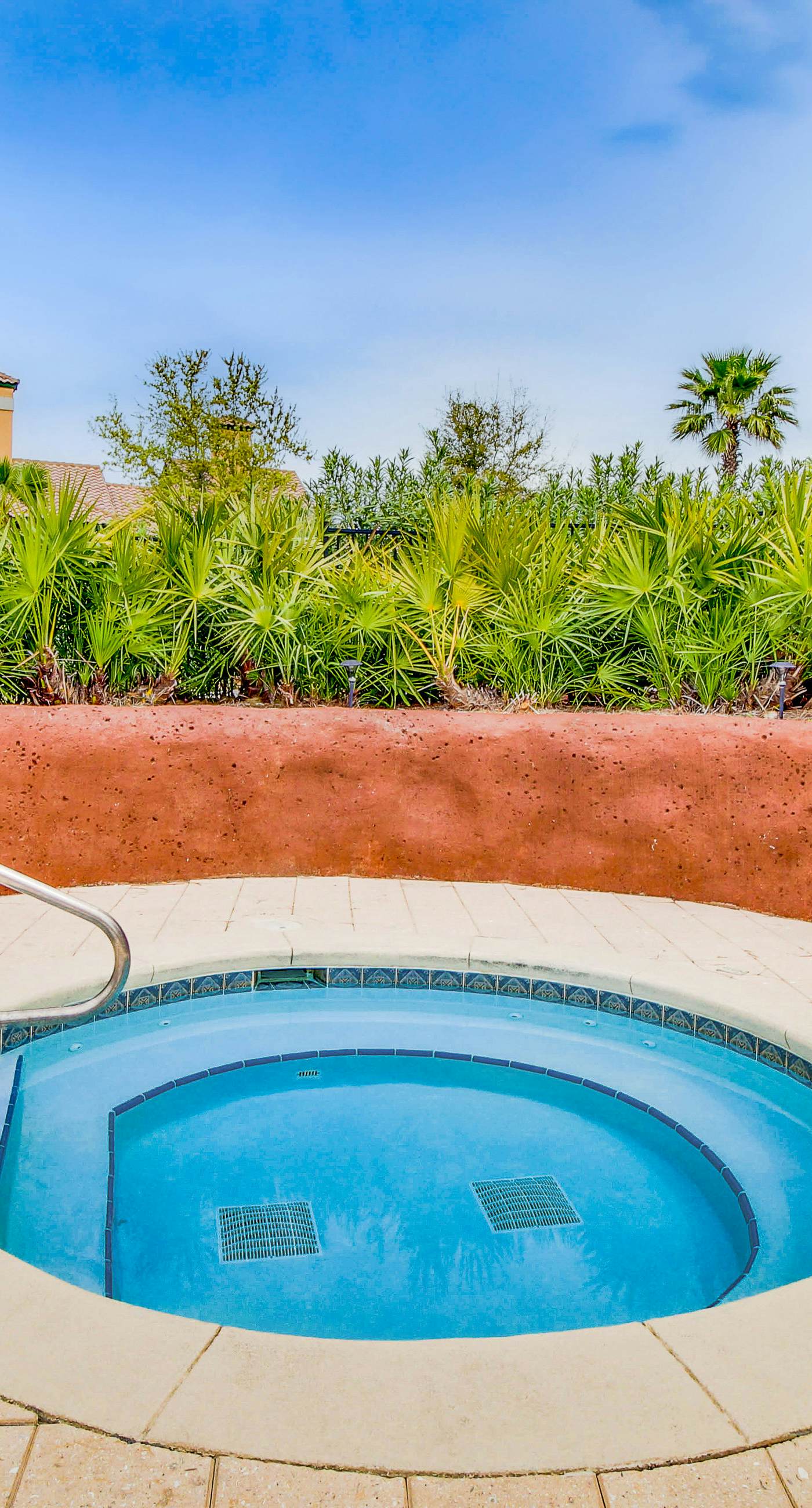 Cozy coastal efficiency w/shared pool, hot tub & easy beach access