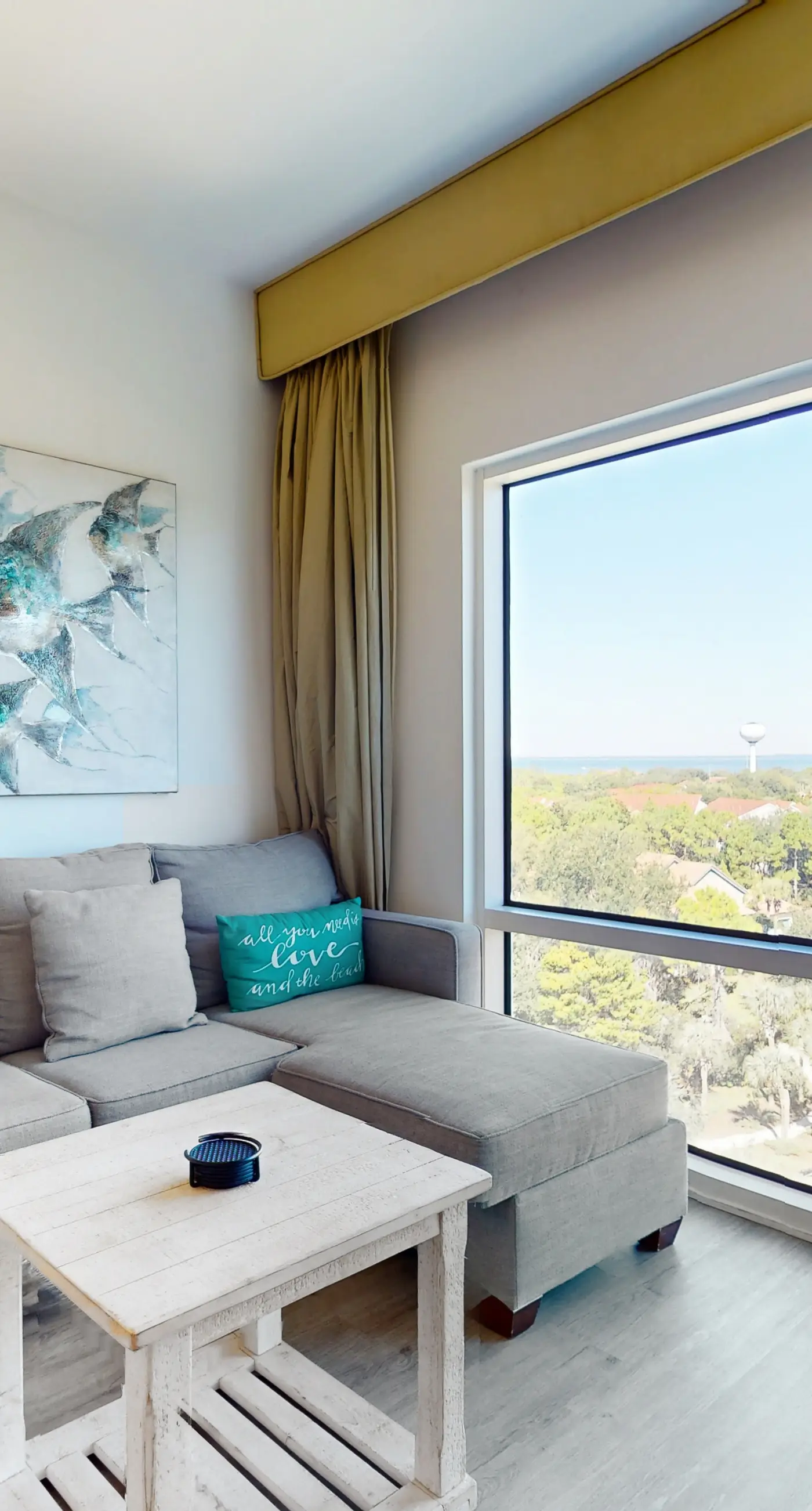 Luxurious condo near downtown, beach, & golf with pools & tennis