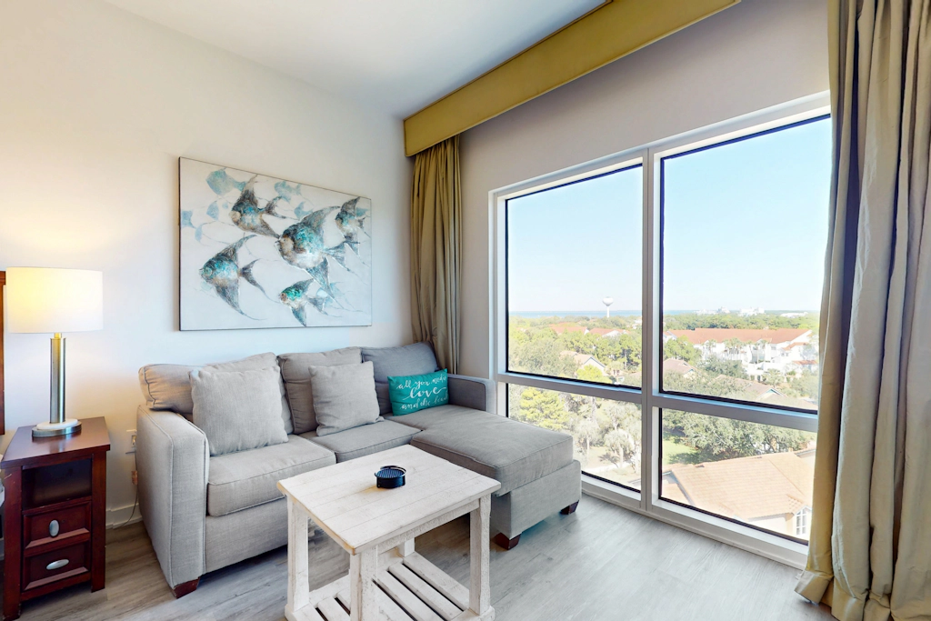 Luxurious condo near downtown, beach, & golf with pools & tennis
