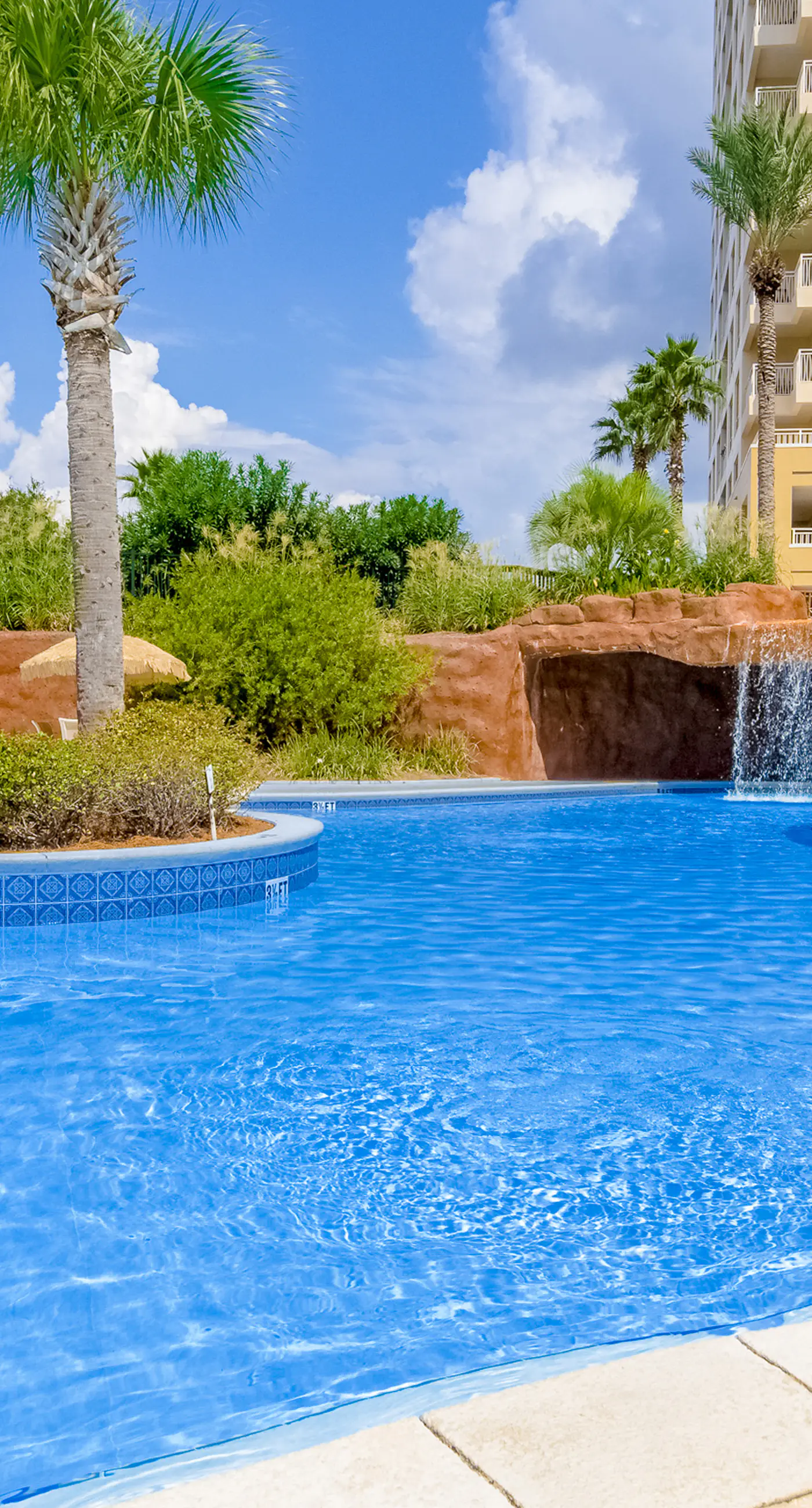 Luxurious condo near downtown, beach, & golf with pools & tennis