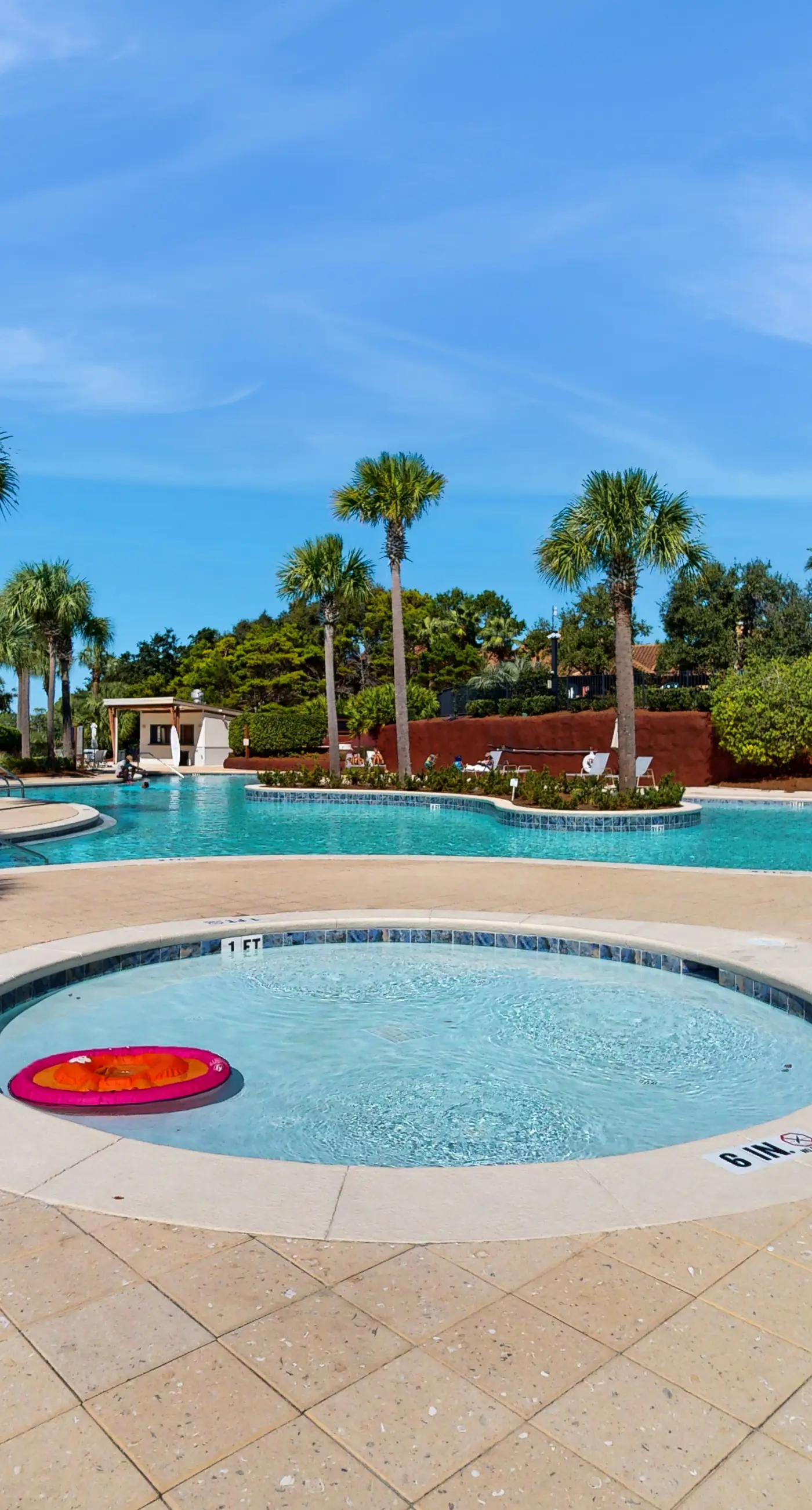 Luxurious condo near downtown, beach, & golf with pools & tennis