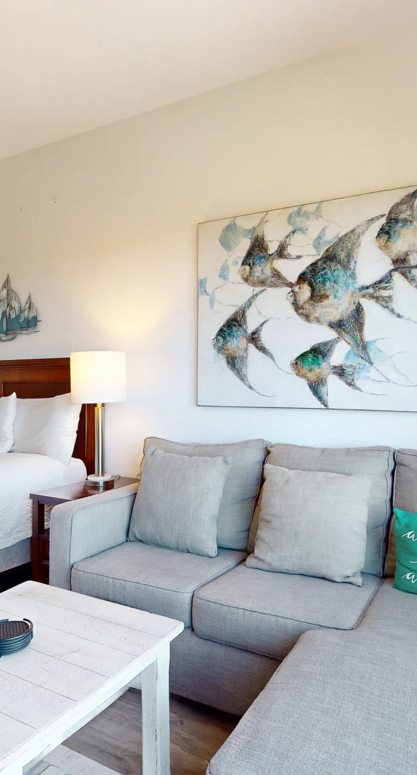 Luxurious condo near downtown, beach, & golf with pools & tennis