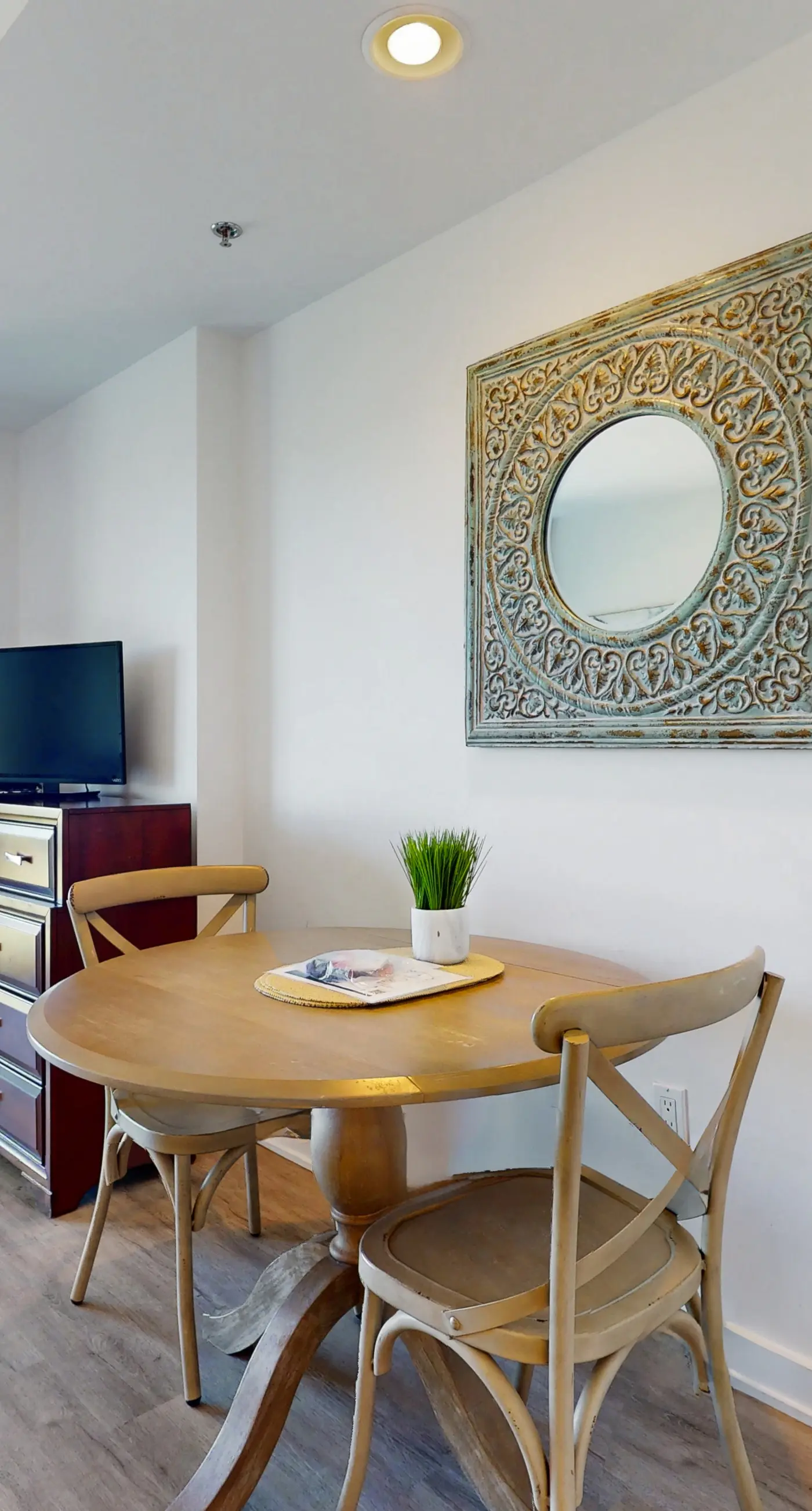 Luxurious condo near downtown, beach, & golf with pools & tennis