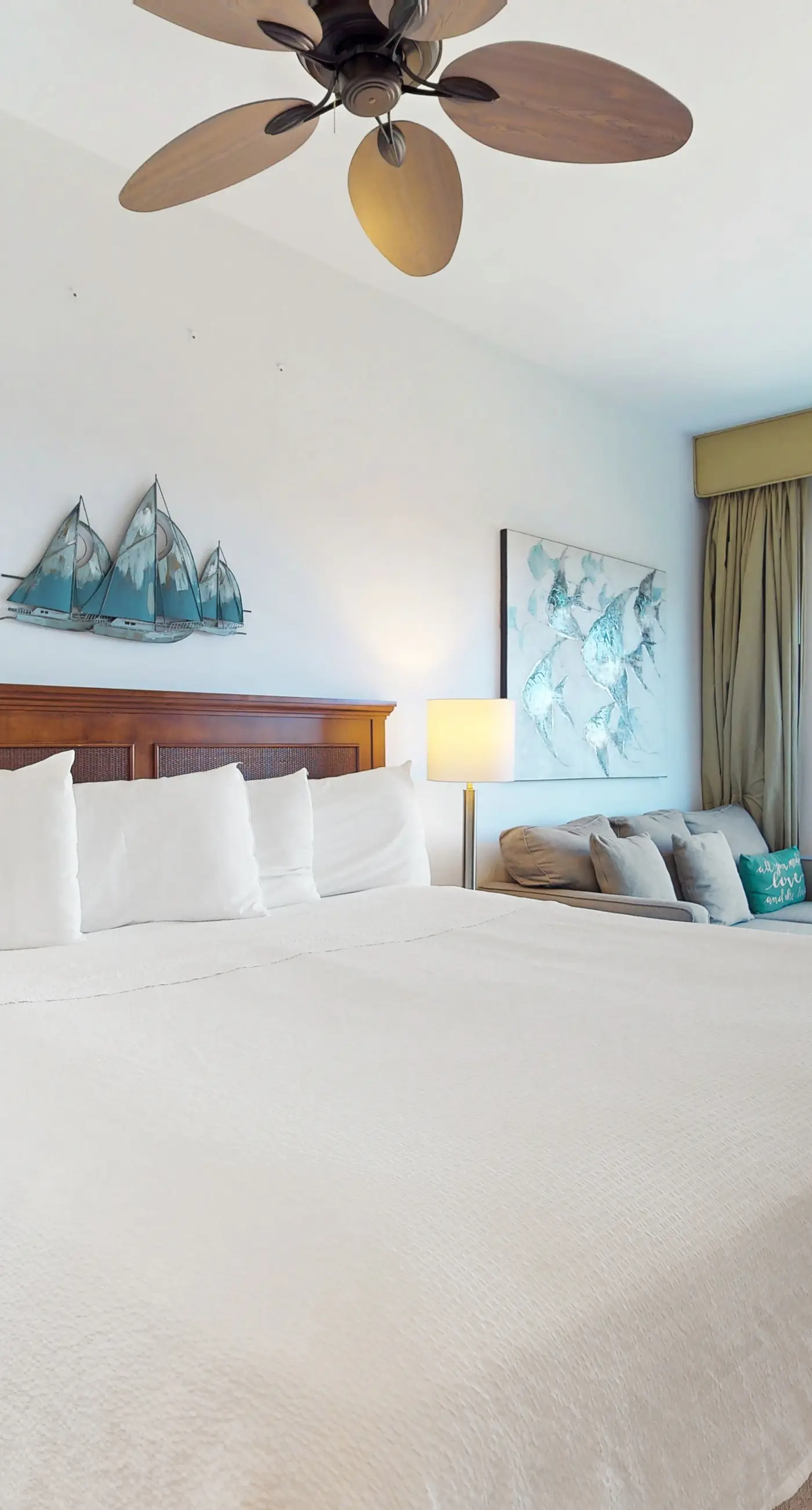 Luxurious condo near downtown, beach, & golf with pools & tennis