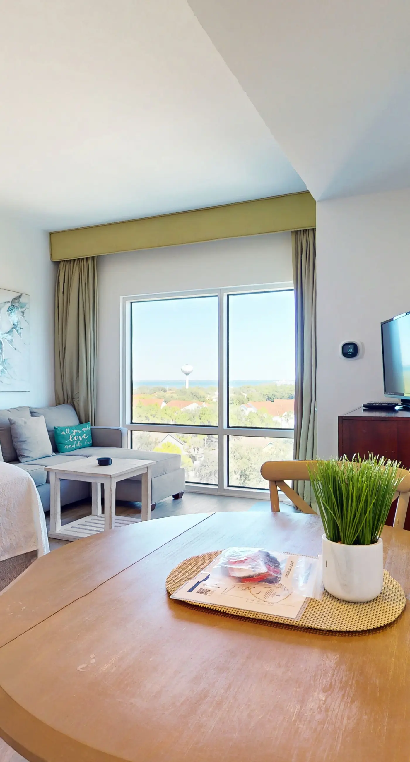 Luxurious condo near downtown, beach, & golf with pools & tennis
